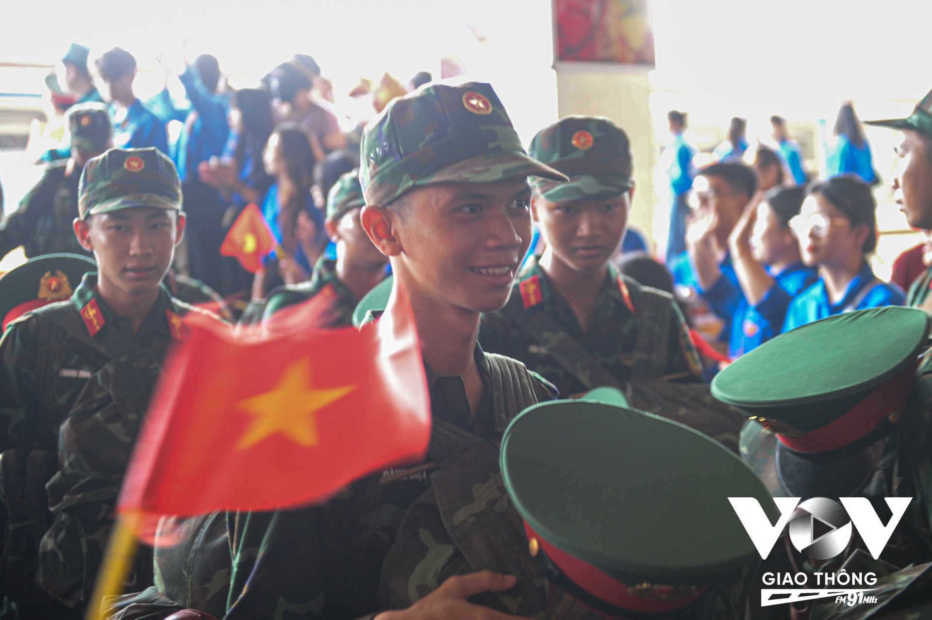 Các cán bộ, chiến sĩ được người dân thủ đô, các cựu chiến binh, các bạn đoàn viên thanh niên chào đón nồng nhiệt.