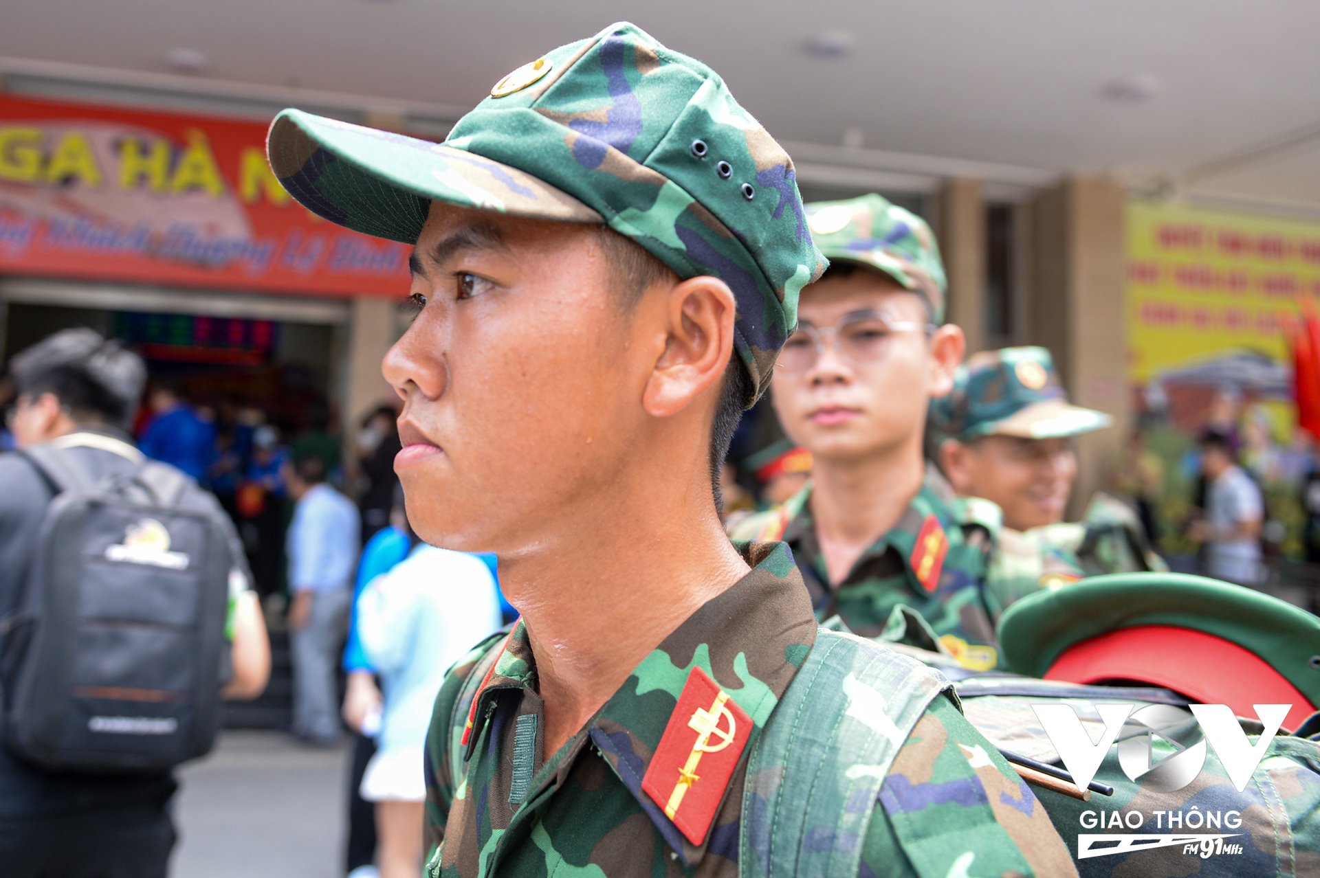 Thời tiết Hà Nội trưa nay nắng nóng, trên gương mặt các chiến sĩ ướt mồ hôi.