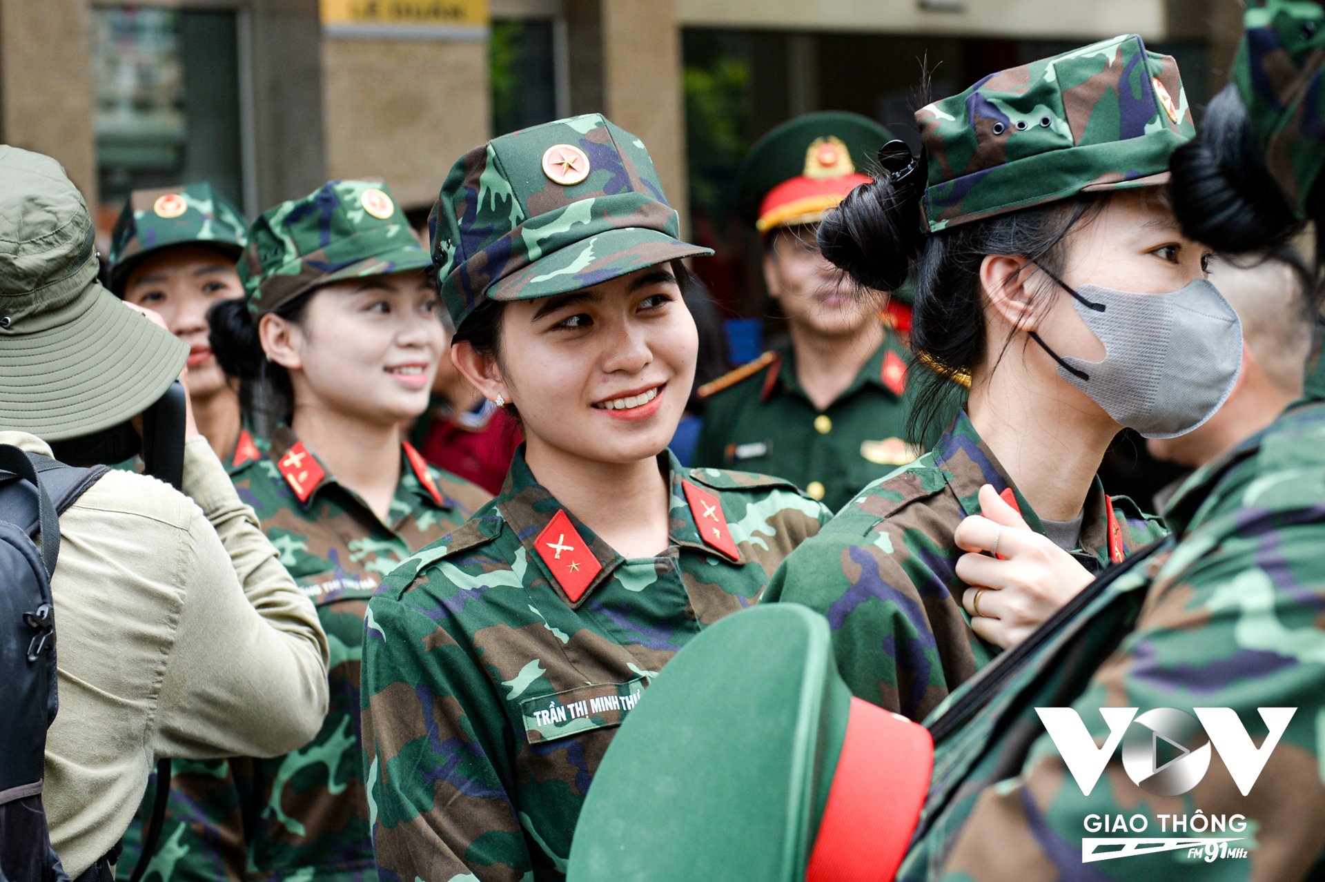 Gương mặt rạng rỡ của nữ chiến sĩ khi tới Hà Nội.