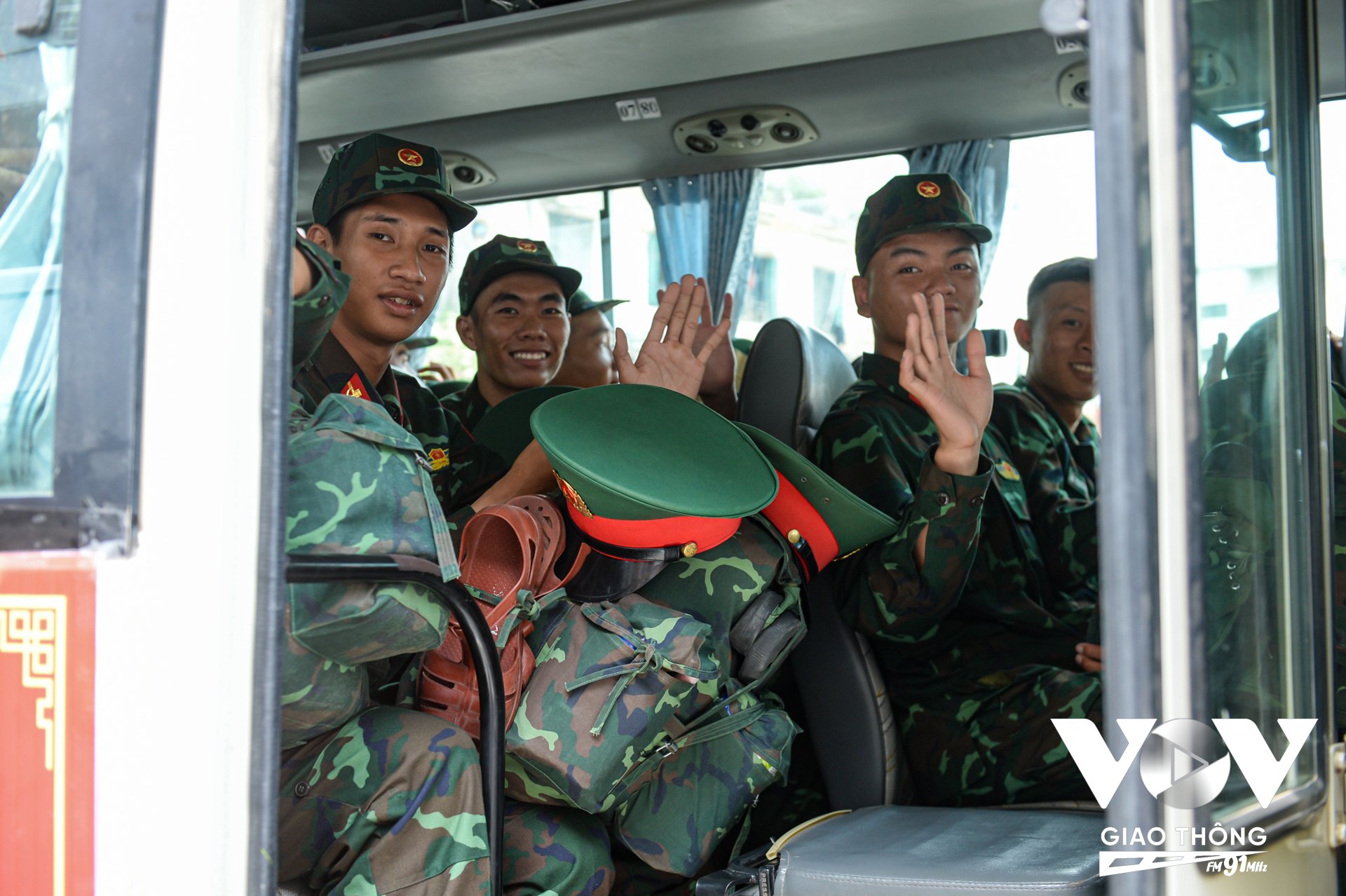 Sự đón tiếp nồng nhiệt, thân tình từ người dân Hà Nội khiến các chiến sĩ không khỏi xúc động.