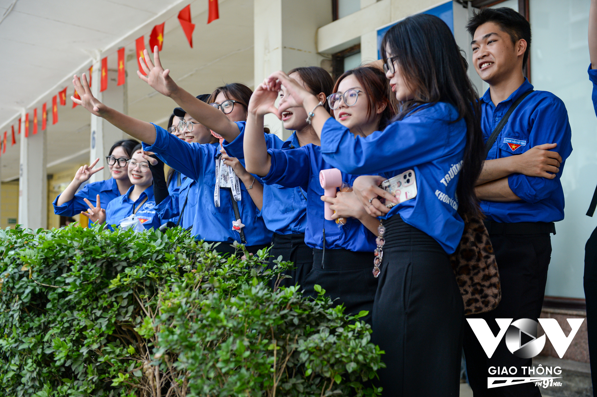 Các bạn đoàn viên bày tỏ tình cảm đặc biệt cho các cán bộ, chiến sĩ ra Hà Nội làm nhiệm vụ lần này.