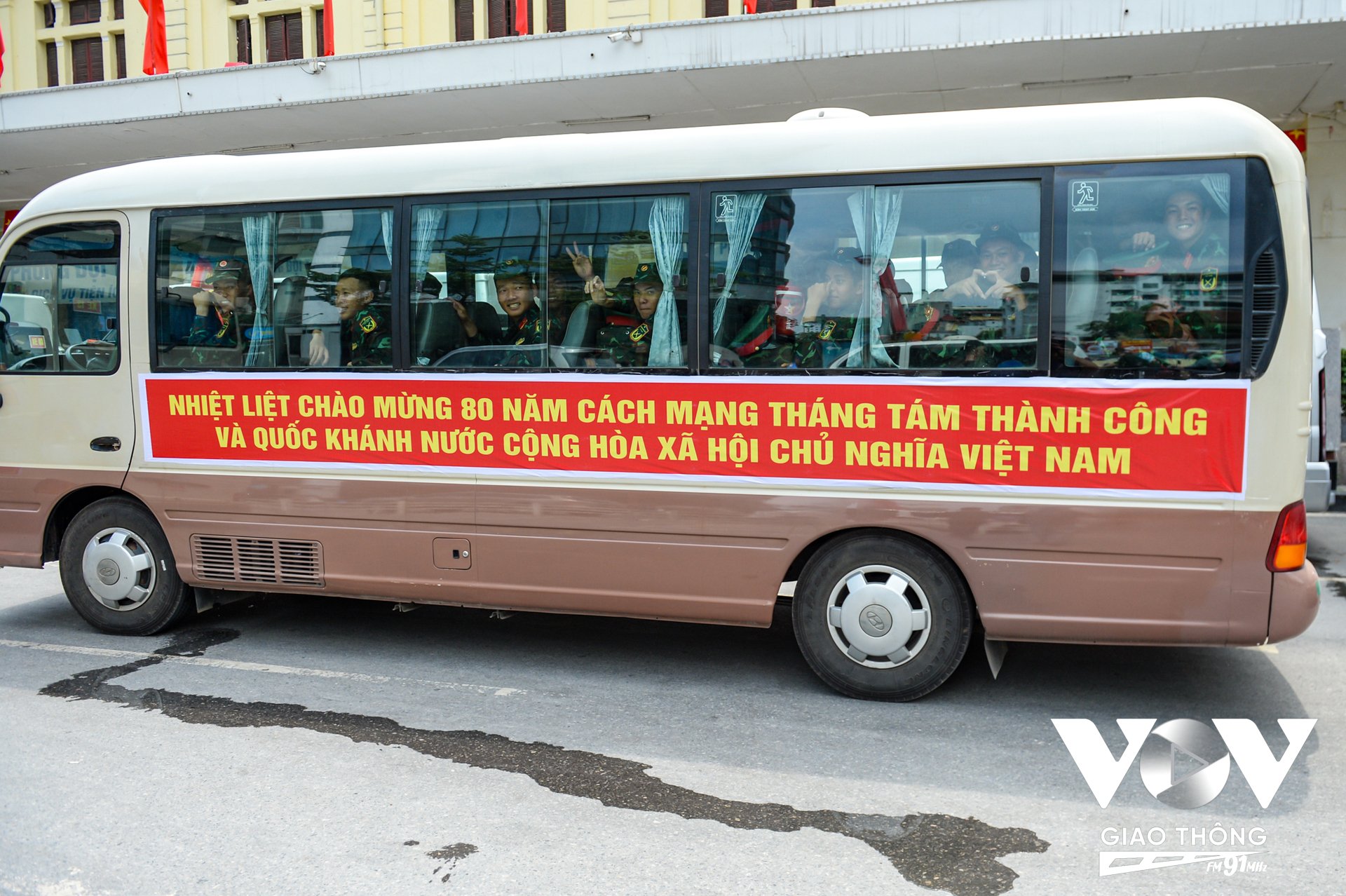 Trên gương mặt các chiến sĩ ai cũng vui tươi, vinh dự khi ra Hà Nội thực hiện nhiệm vụ quan trọng.