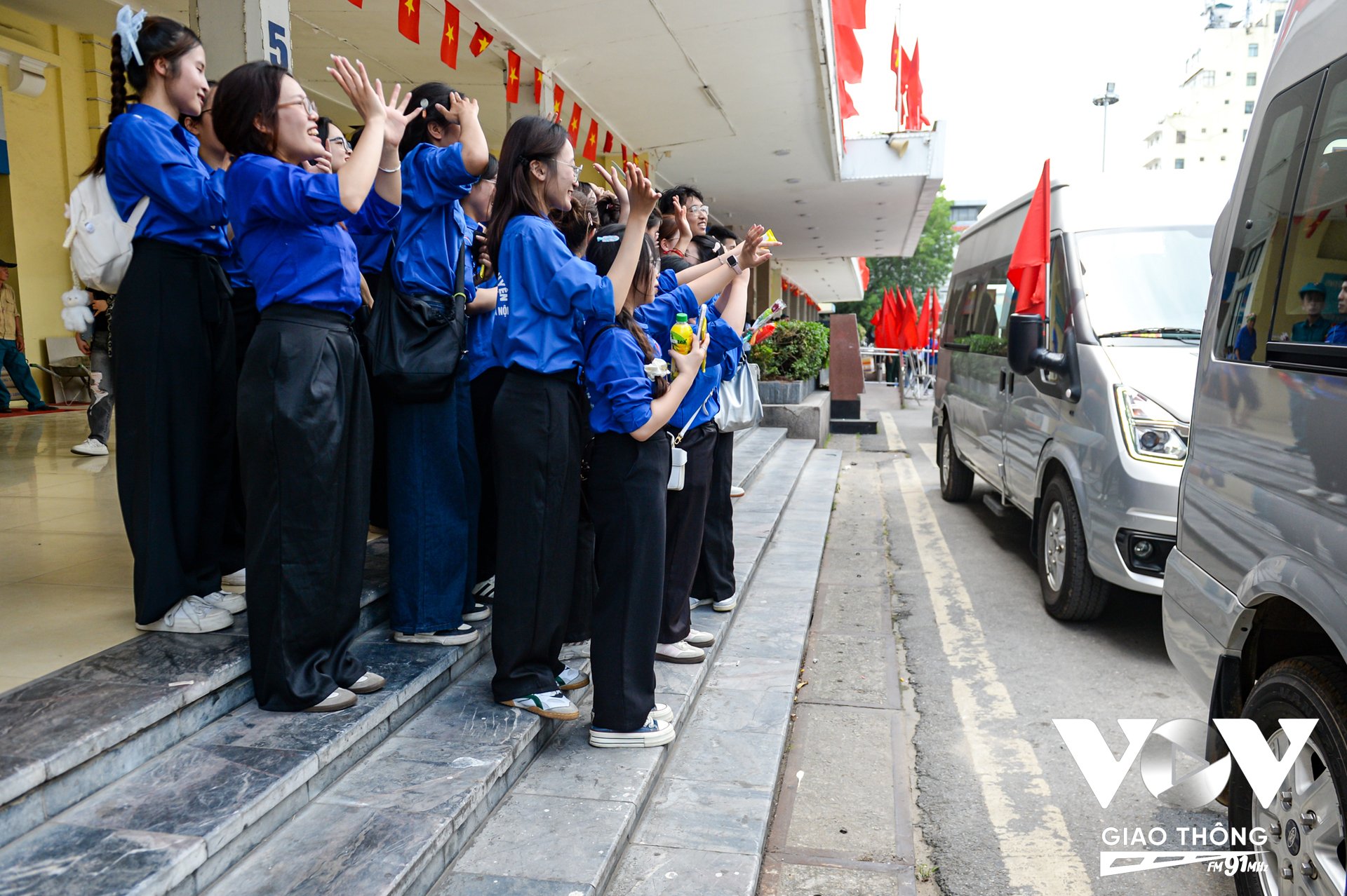 Các thanh niên tình nguyện có mặt từ sớm đón đoàn lực lượng diễu binh, diễu hành đến Hà Nội.