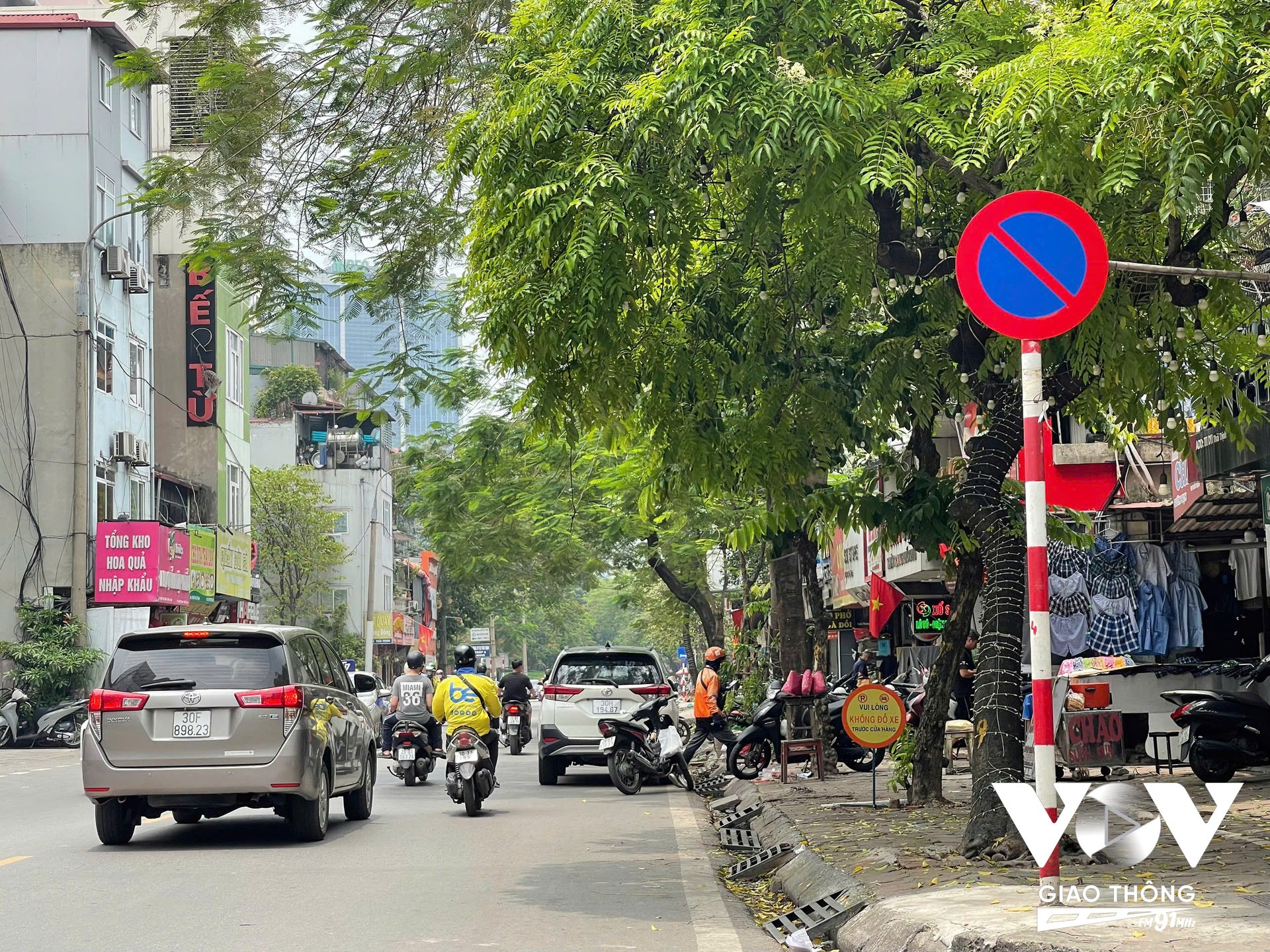 Vi phạm ngay bên đối diện (thuộc phường Thịnh Quang), nên phường Trung Liệt không xử lý được