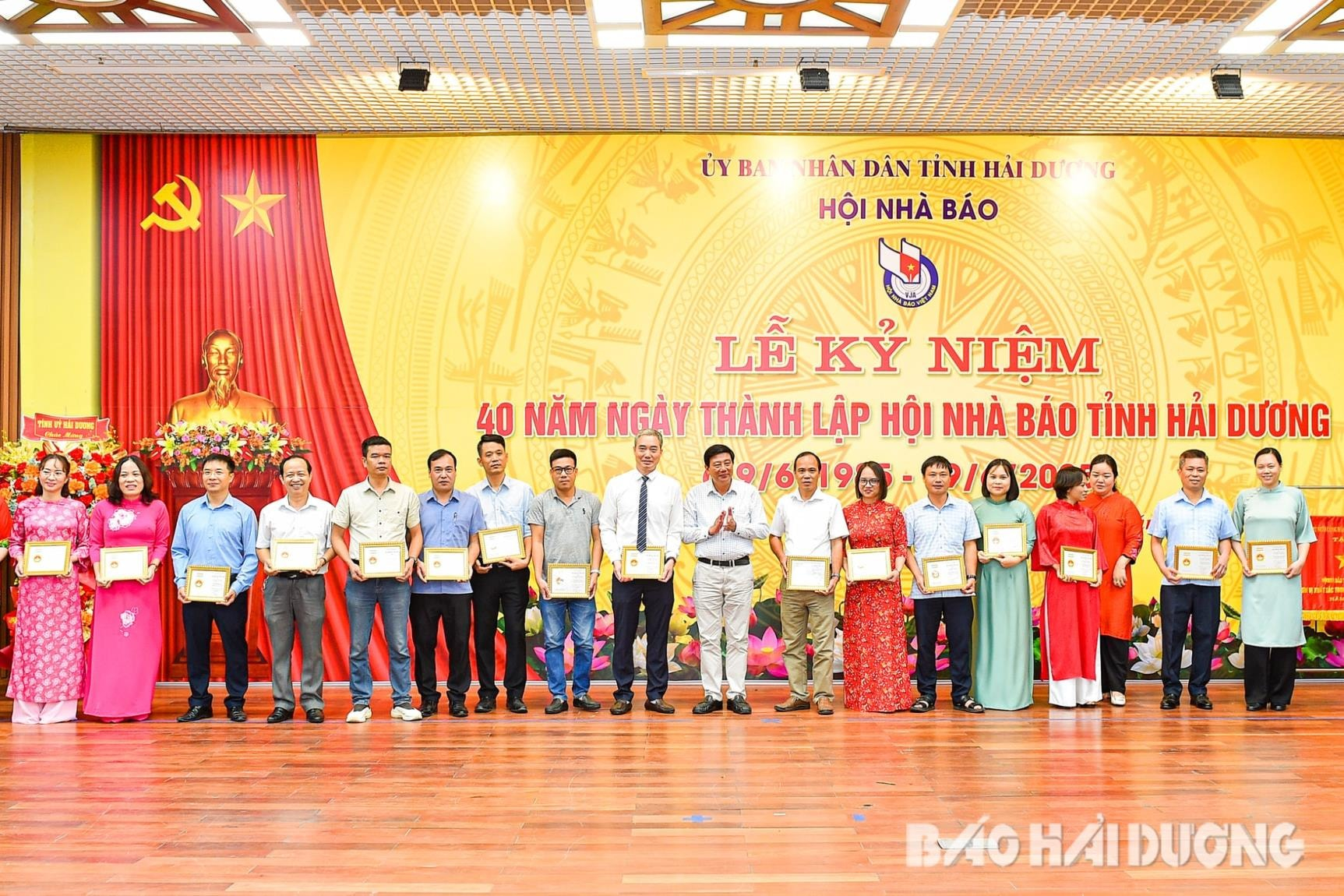 Đồng chí Trưởng Ban Tuyên giáo và Dân vận Tỉnh uỷ trao kỷ niệm chương 'Vì sự nghiệp báo chí Việt Nam' cho các hội viên Hội Nhà báo tỉnh Hải Dương (Ảnh: Báo Hải Dương)
