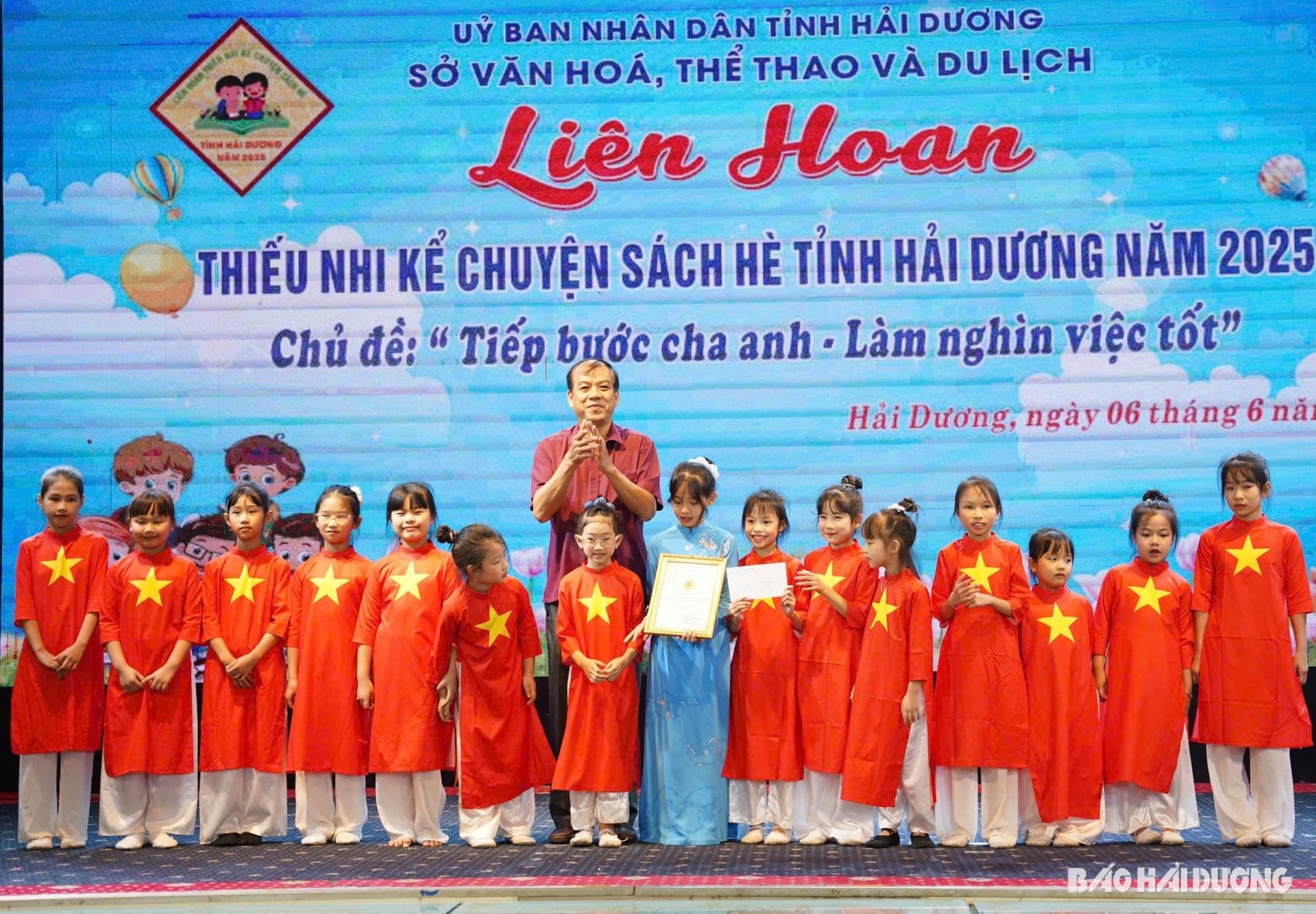 Đại diện ban tổ chức trao giải xuất sắc cho em Bùi Nguyễn Phương Anh và đồng đội (TP Hải Dương)