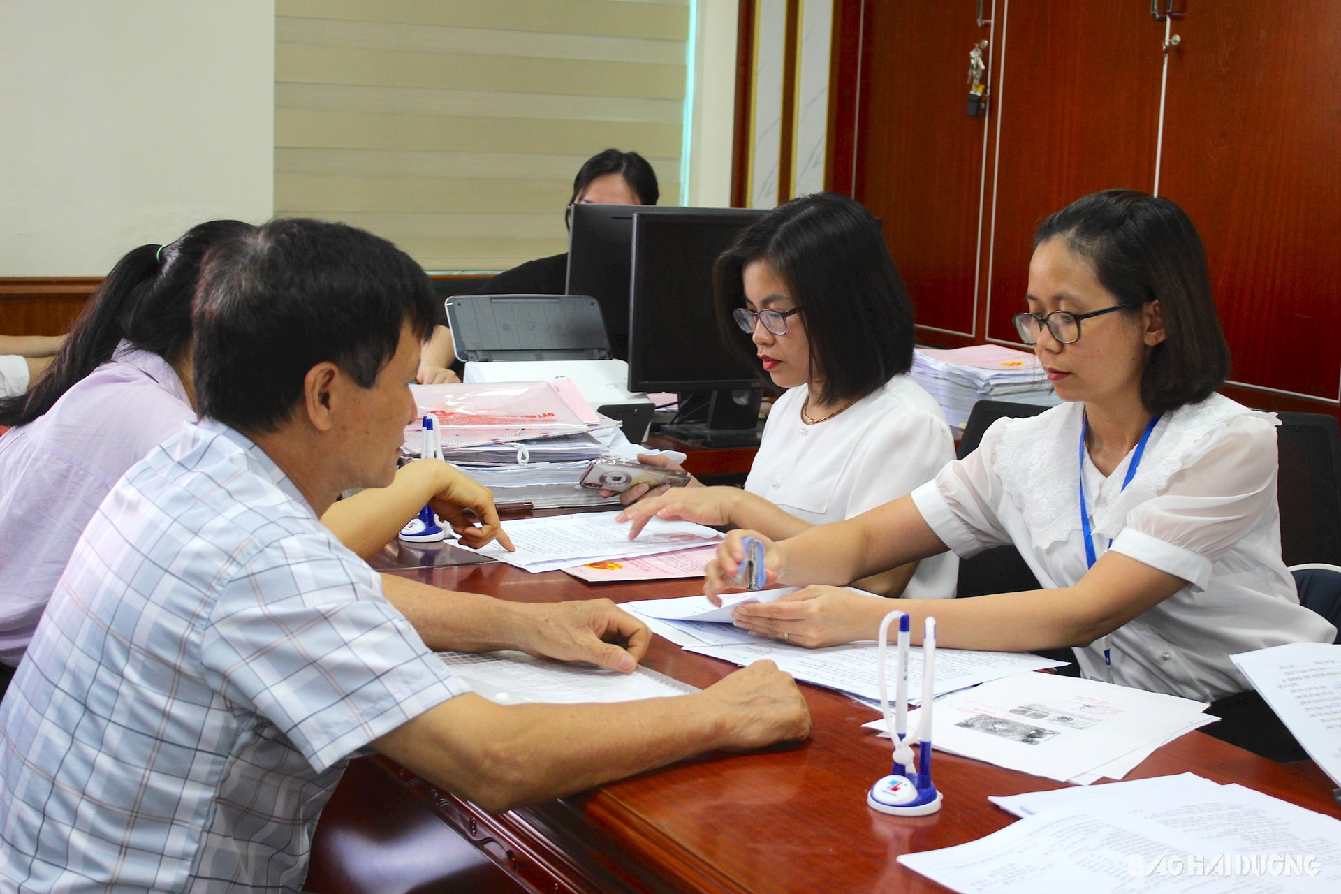 Văn phòng UBND tỉnh Hải Dương đề nghị các cơ quan tập trung rà soát thủ tục hành chính thay đổi khi bỏ cấp huyện trước ngày 6/6. Trong ảnh: Người dân làm thủ tục hành chính tại bộ phận “một cửa” TP Chí Linh