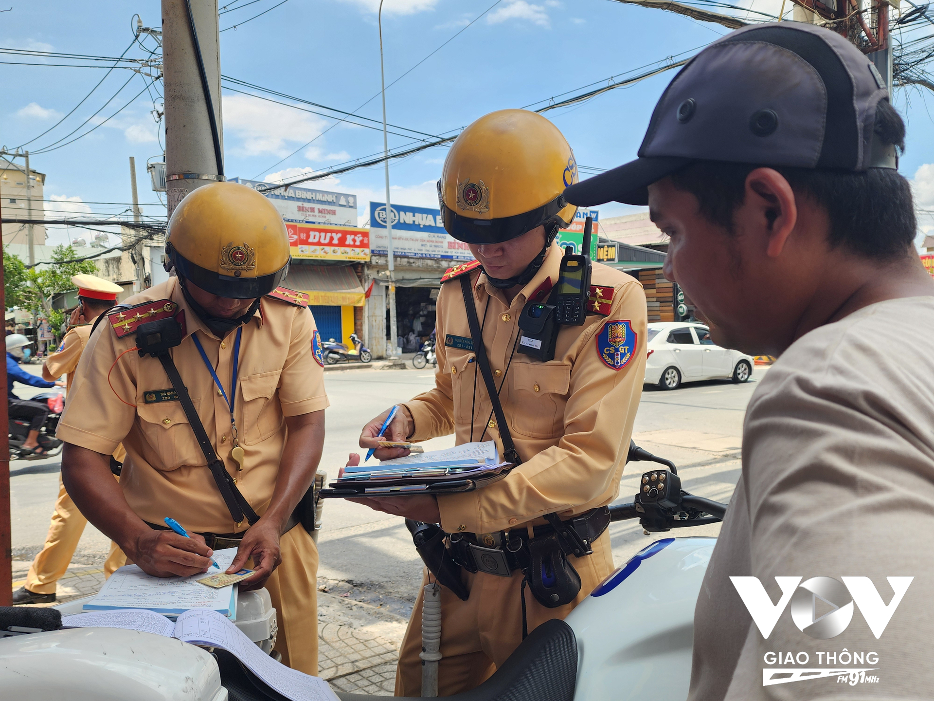 Trong 5 tháng đầu năm 2025, Đội CSGT Bình Triệu đã lập biên bản xử lý 55 trường hợp đi vào đường cấm, 18 trường hợp chở quá tải và 10 trường hợp chở bùn đất làm rơi vãi xuống đường...