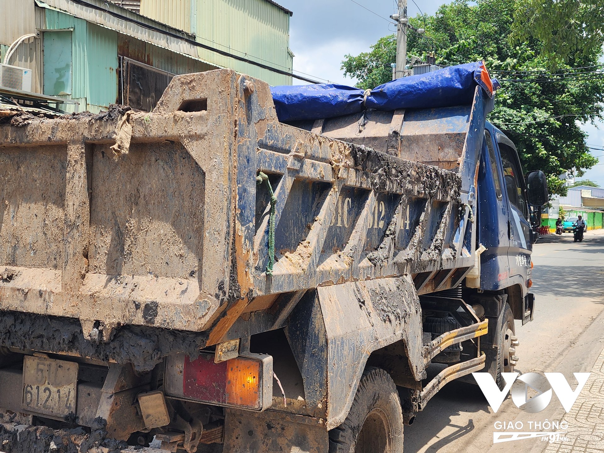 Xe chở bùn, đất phục vụ cho công trình