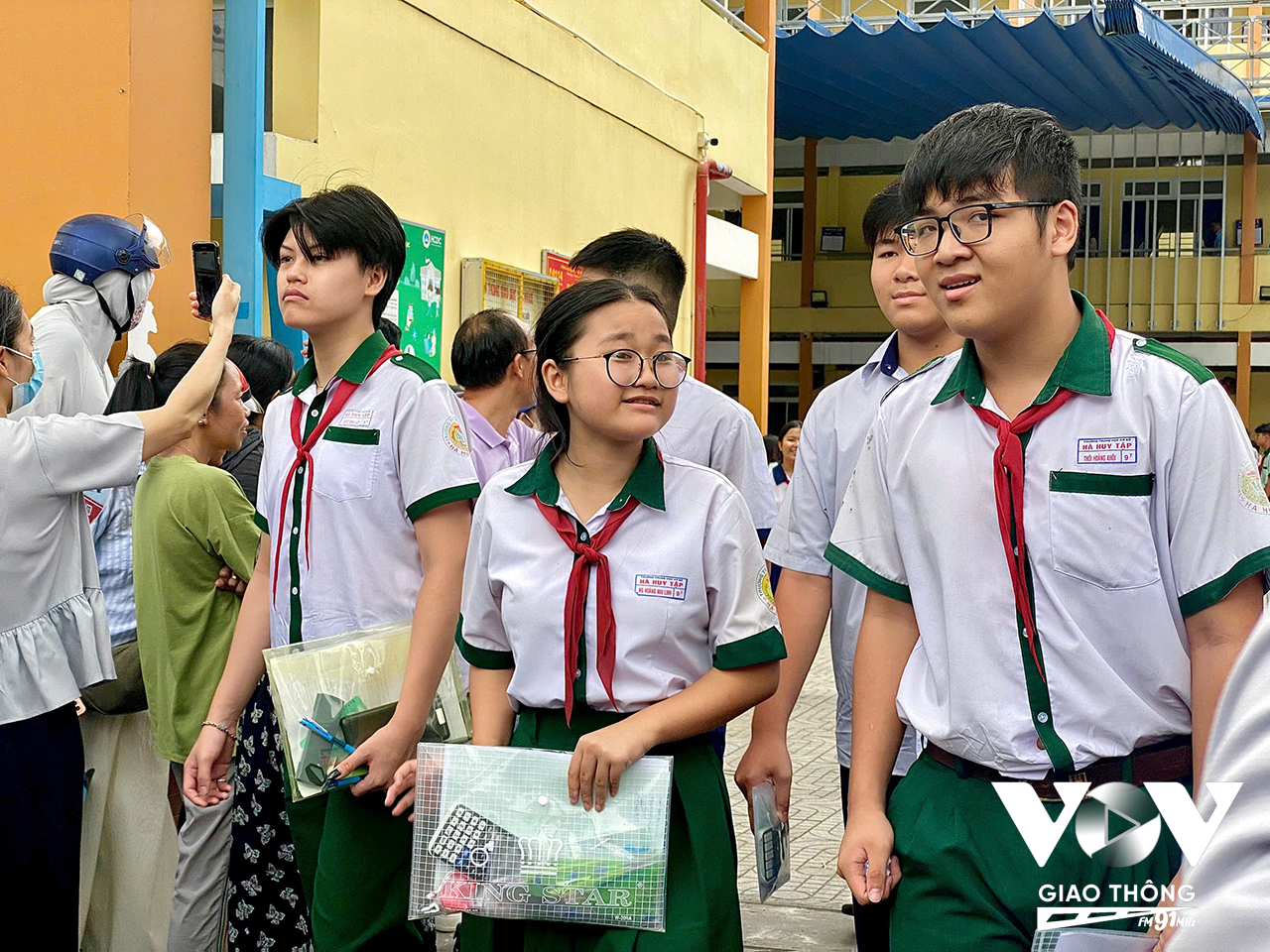 Thí sinh rạng rỡ rời điểm thi sau khi hoàn thành bài thi Toán – môn cuối cùng trong kỳ thi tuyển sinh lớp 10 công lập tại TP.HCM. (Ảnh: Lê Na)