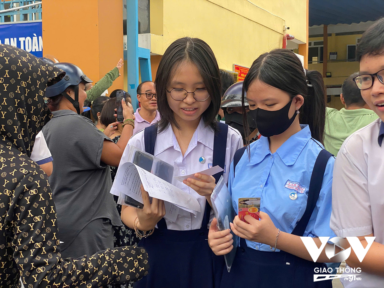Thí sinh tranh thủ xem lại đề và so sánh đáp án. Nét mặt tập trung xen lẫn nụ cười nhẹ cho thấy phần nào sự tự tin và hài lòng với bài làm.(Ảnh: Lê Na)