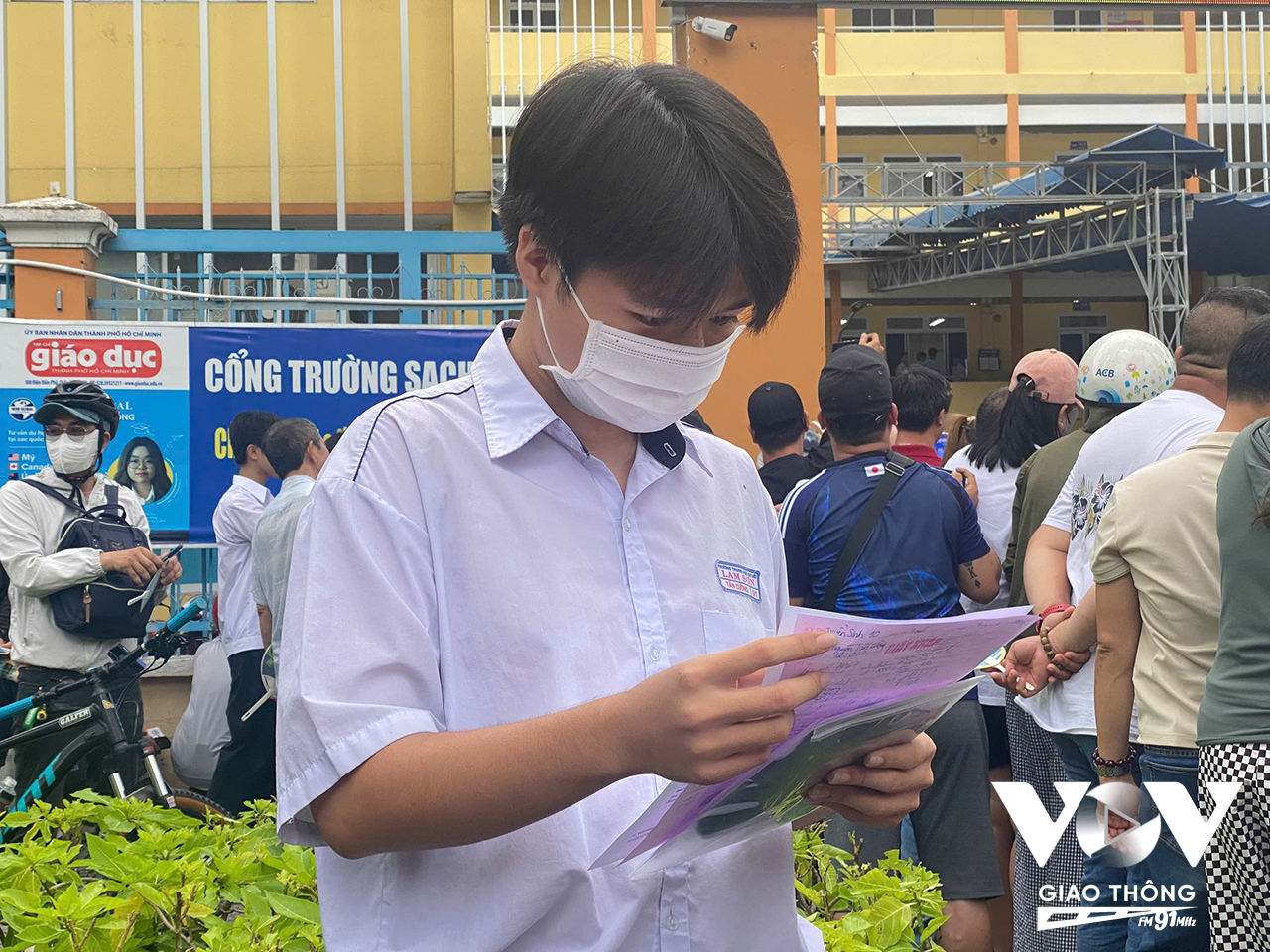 Em Nguyễn Tấn Cường, học sinh trường THCS Lam Sơn cho biết đề thi Toán năm nay vừa sức với các bạn, chỉ có câu 6 và câu 7c hơi khó một chút. (Ảnh:Lê Na)