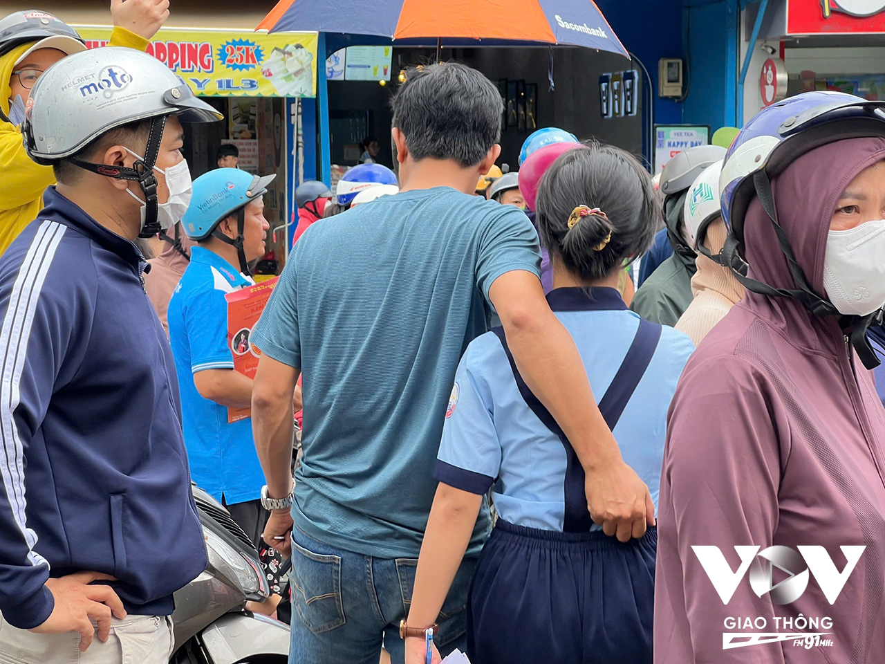Phụ huynh dắt con bước ra về sau khi hoàn thành kỳ thi, cùng nhau kết thúc một chặng đường cố gắng.(Ảnh: Lê Na)