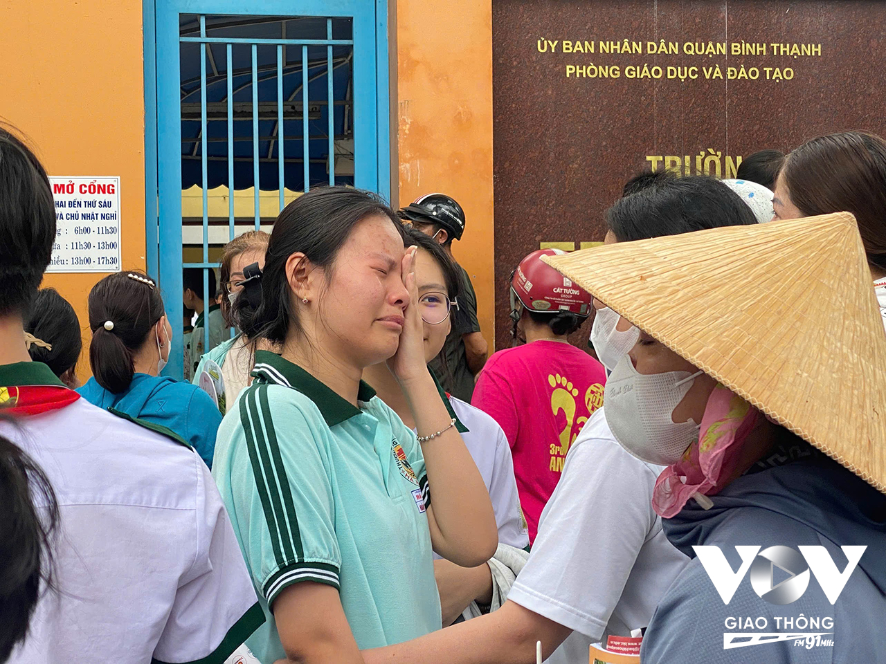 Giữa những nụ cười, vẫn có một bé gái ngậm ngùi rơi lệ sau khi kết thúc bài thi.(Ảnh: Lê Na)