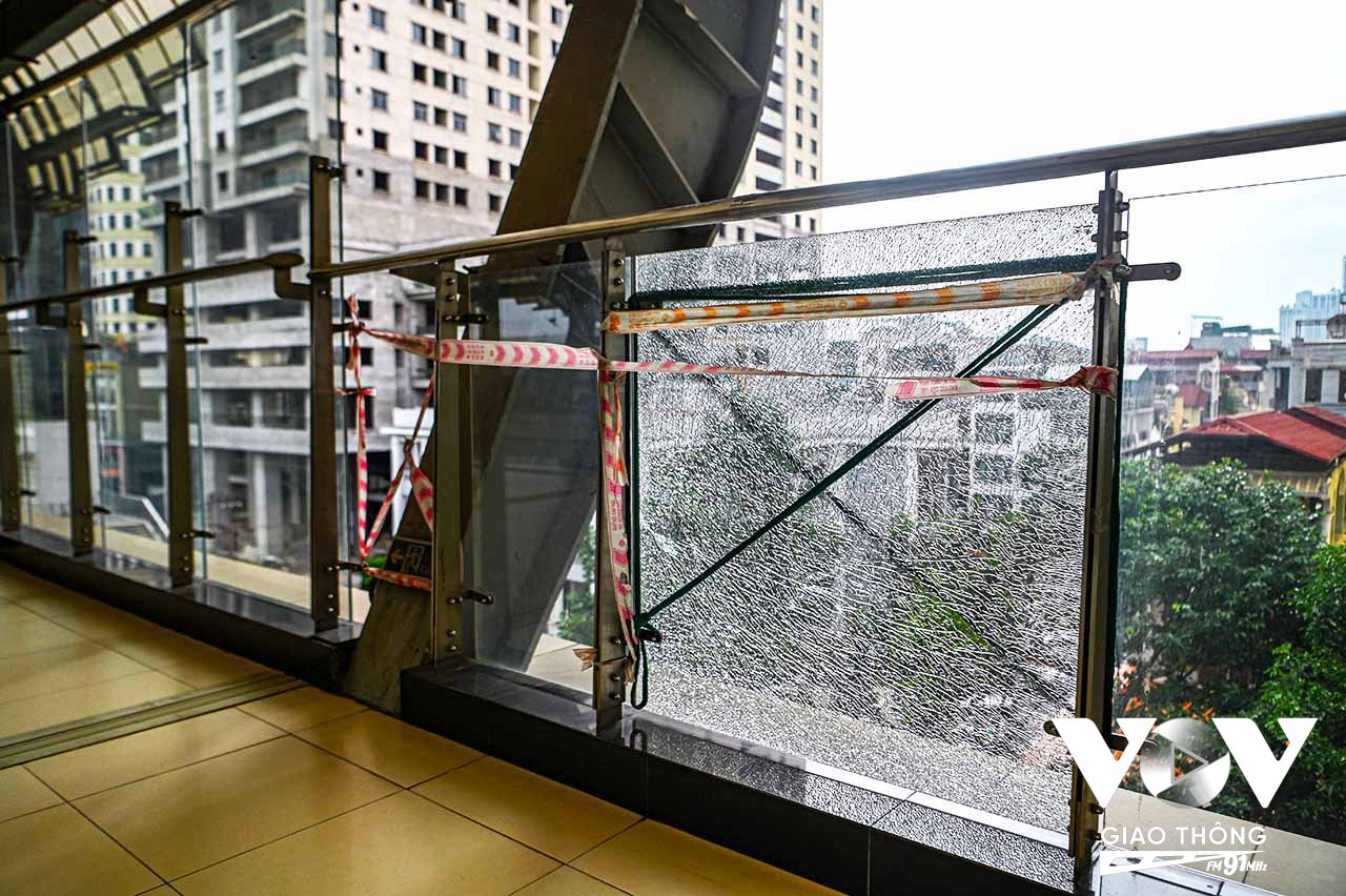 Tình trạng kính bị nứt vớ diễn ra tại nhiều nhà ga trên tuyến Metro Cát Linh - Hà Đông