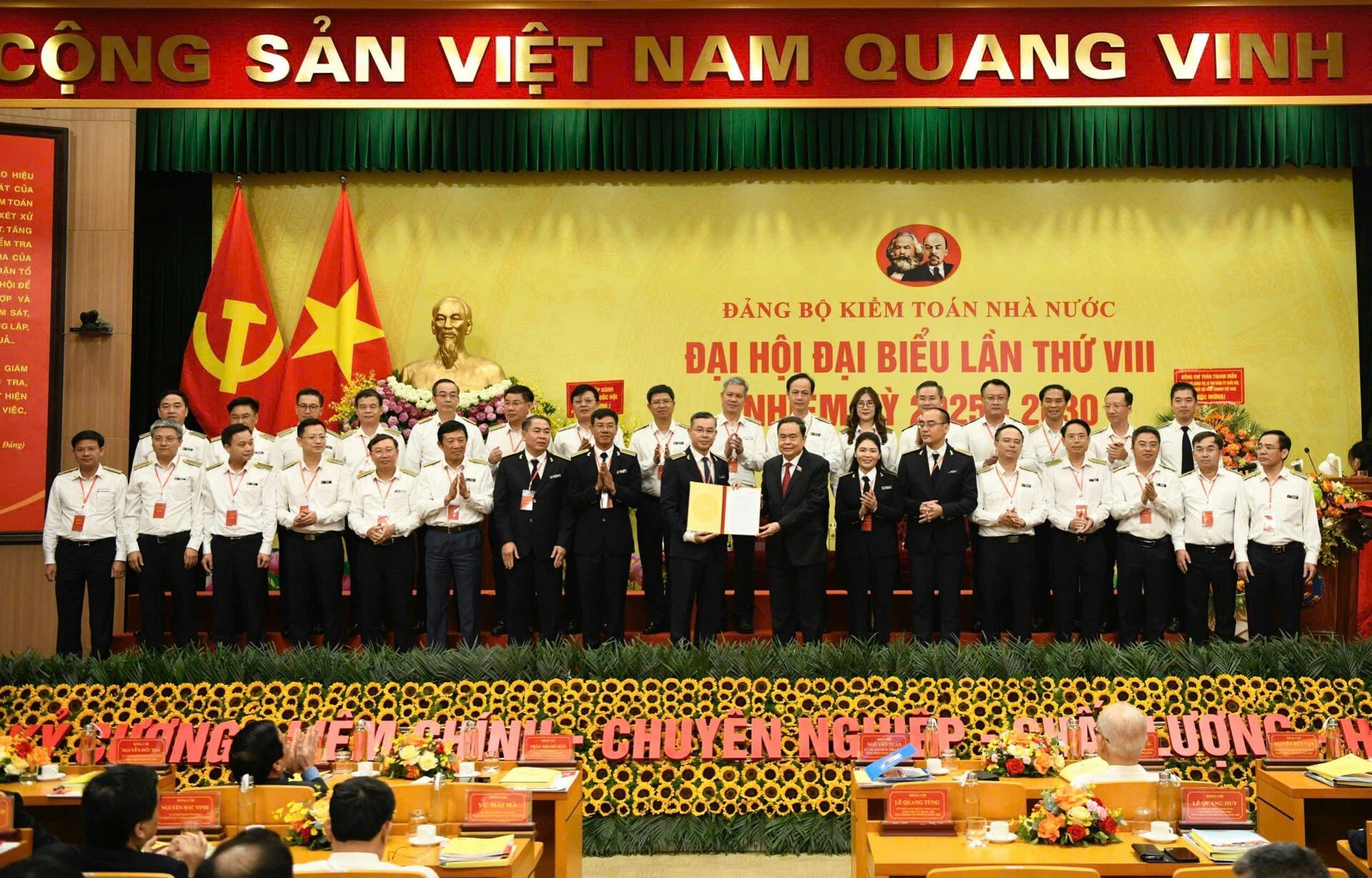 Chủ tịch Quốc hội trao Quyết định chỉ định nhân sự BCH, Bí thư, Phó Bí thư Đảng ủy KTNN lần thứ VIII, nhiệm kỳ 2025-2030