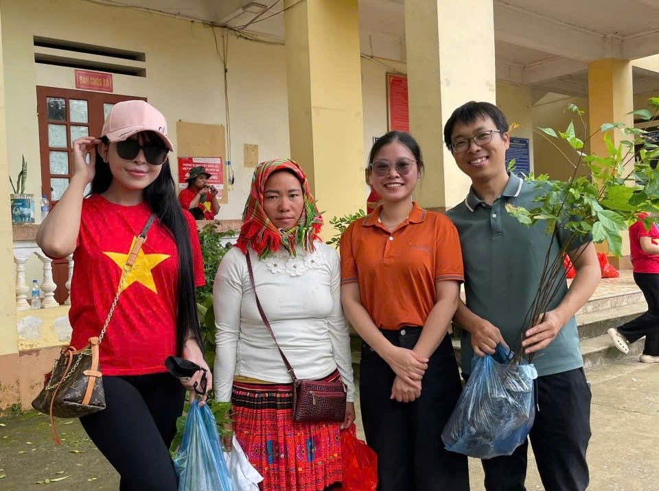 Anh Sùng A Cải (chủ nhiệm dự án, đứng thứ 4 từ trái sang) cho biết, mục tiêu không chỉ là trồng cây để phủ xanh đất trống, chống sạt lở, cải thiện khí hậu, mà còn giúp người dân nâng cao sinh kế