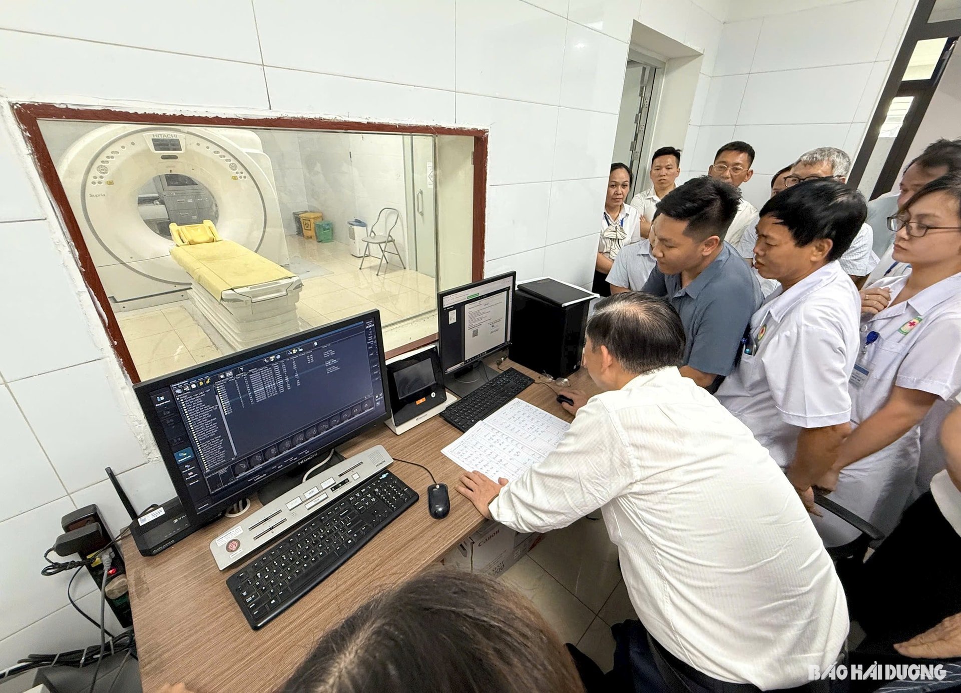 Hội đồng thẩm định kiểm tra hệ thống bệnh án điện tử tại phòng điều hành (Ảnh: Báo Hải Dương)