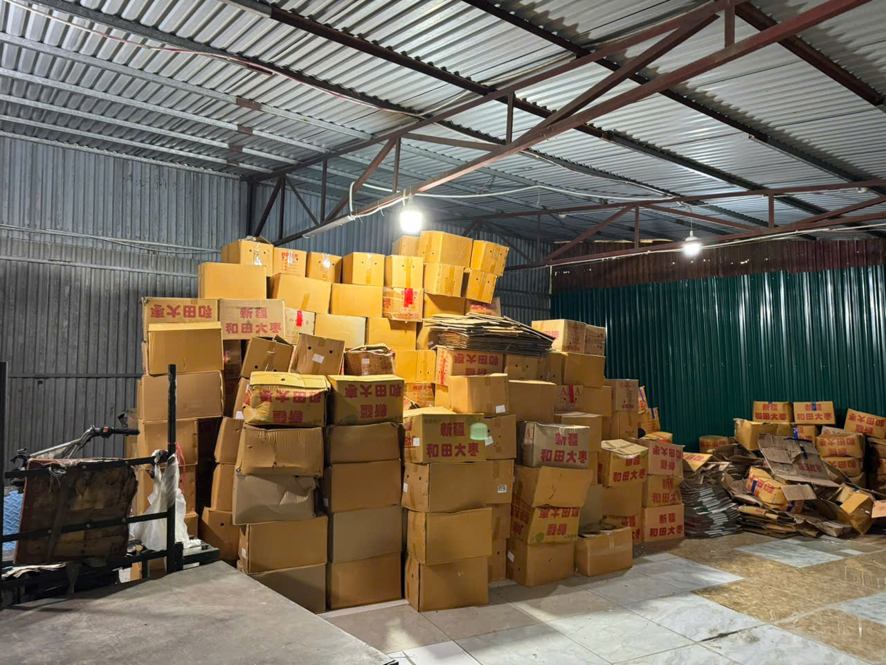 Hơn 4.000 kg táo đỏ khô nhập lậu được phát hiện.