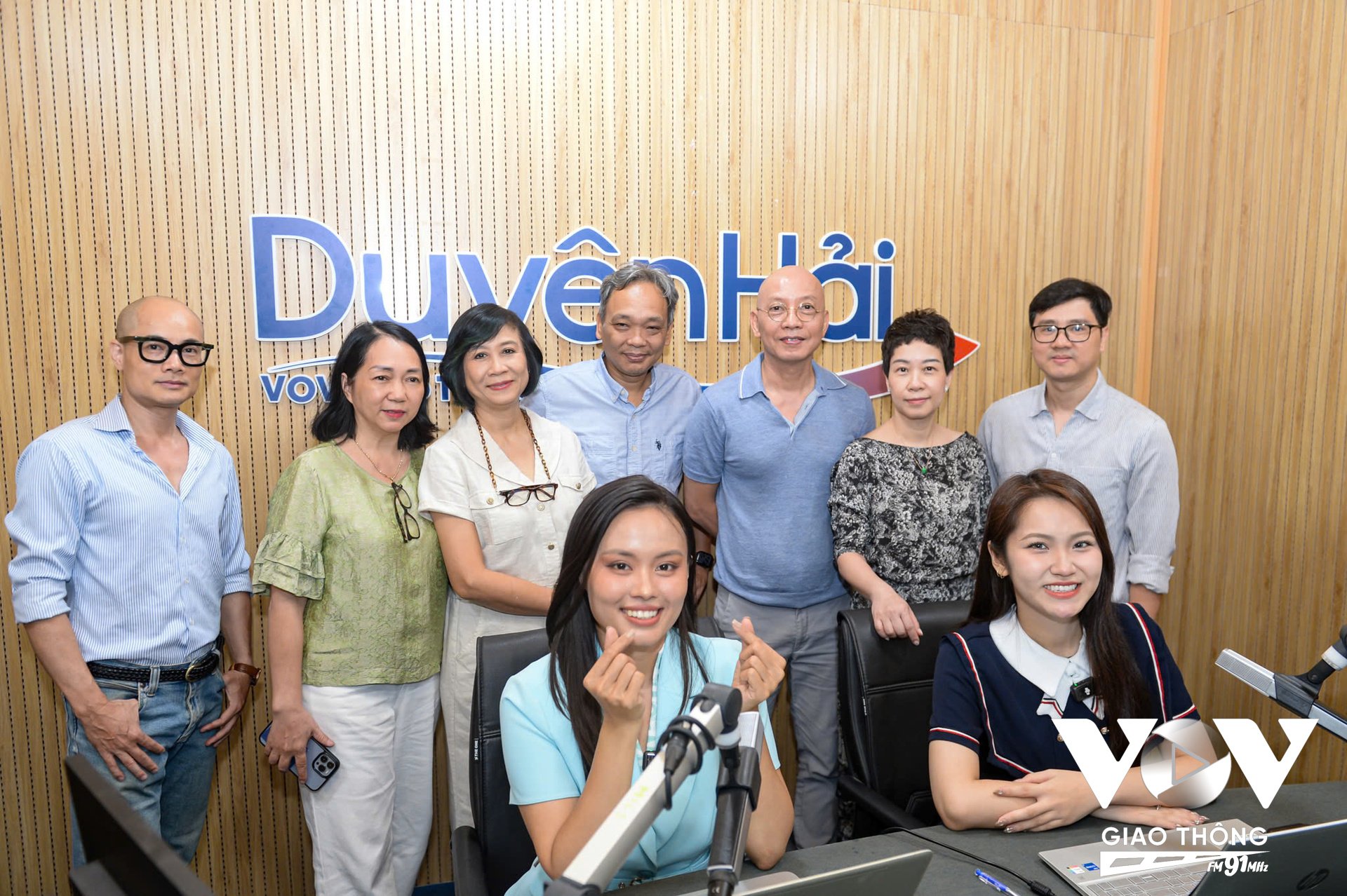 Ban Lãnh đạo Ban VOV Giao thông Quốc gia chụp ảnh trong phòng thu cùng 2 PTV của buổi phát sóng thử nghiệm đầu tiên