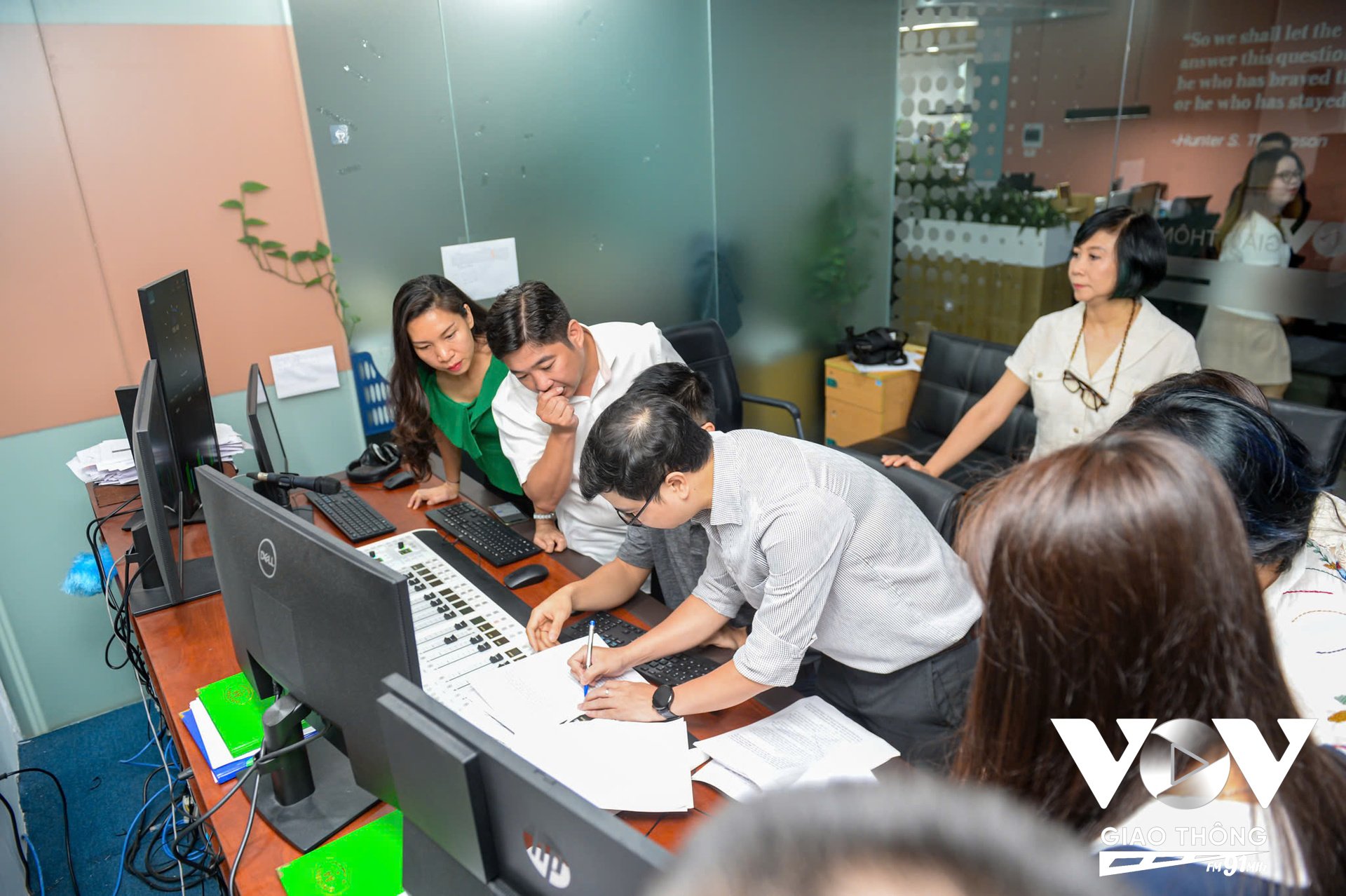 Tập thể kênh VOV Giao thông Duyên hải chụp ảnh kỷ niệm trong ngày đầu phát sóng thử nghiệm