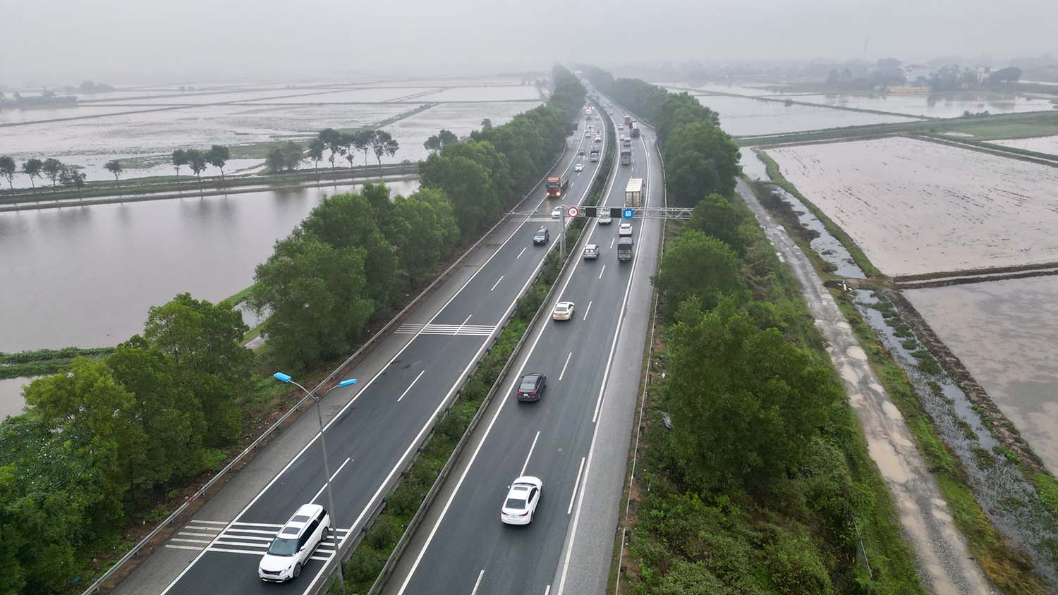 UBND tỉnh Ninh Bình đề xuất mở rộng cao tốc Cầu Giẽ - Ninh Bình lên 6 làn xe hoàn chỉnh. Ảnh: Hữu Chánh/Báo Lao động