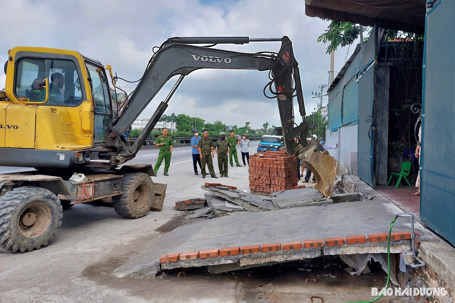 Lực lượng chức năng huyện Kim Thành giải tỏa vi phạm hành lang an toàn giao thông trên quốc lộ 5 (Ảnh: Báo Hải Dương)