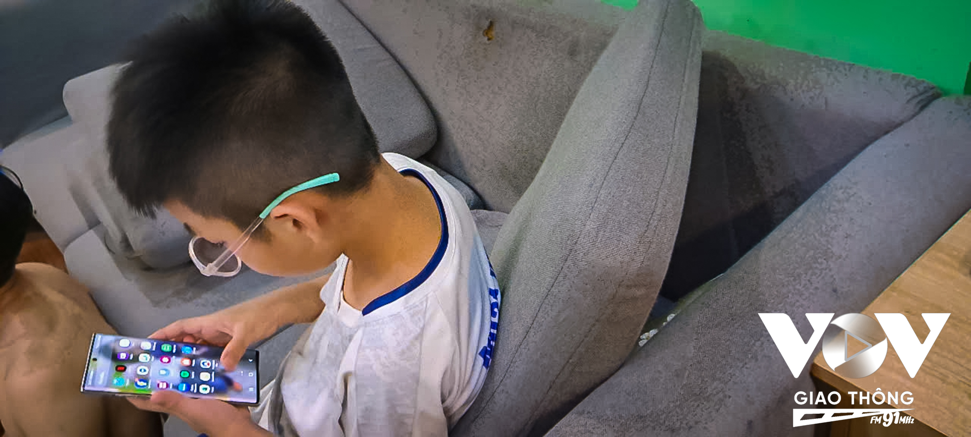 Con ở nhà một mình có nhiều thời gian rảnh rỗi, dễ sa đà vào việc chơi game trên điện thoại hoặc máy tính mà không có sự kiểm soát của người lớn