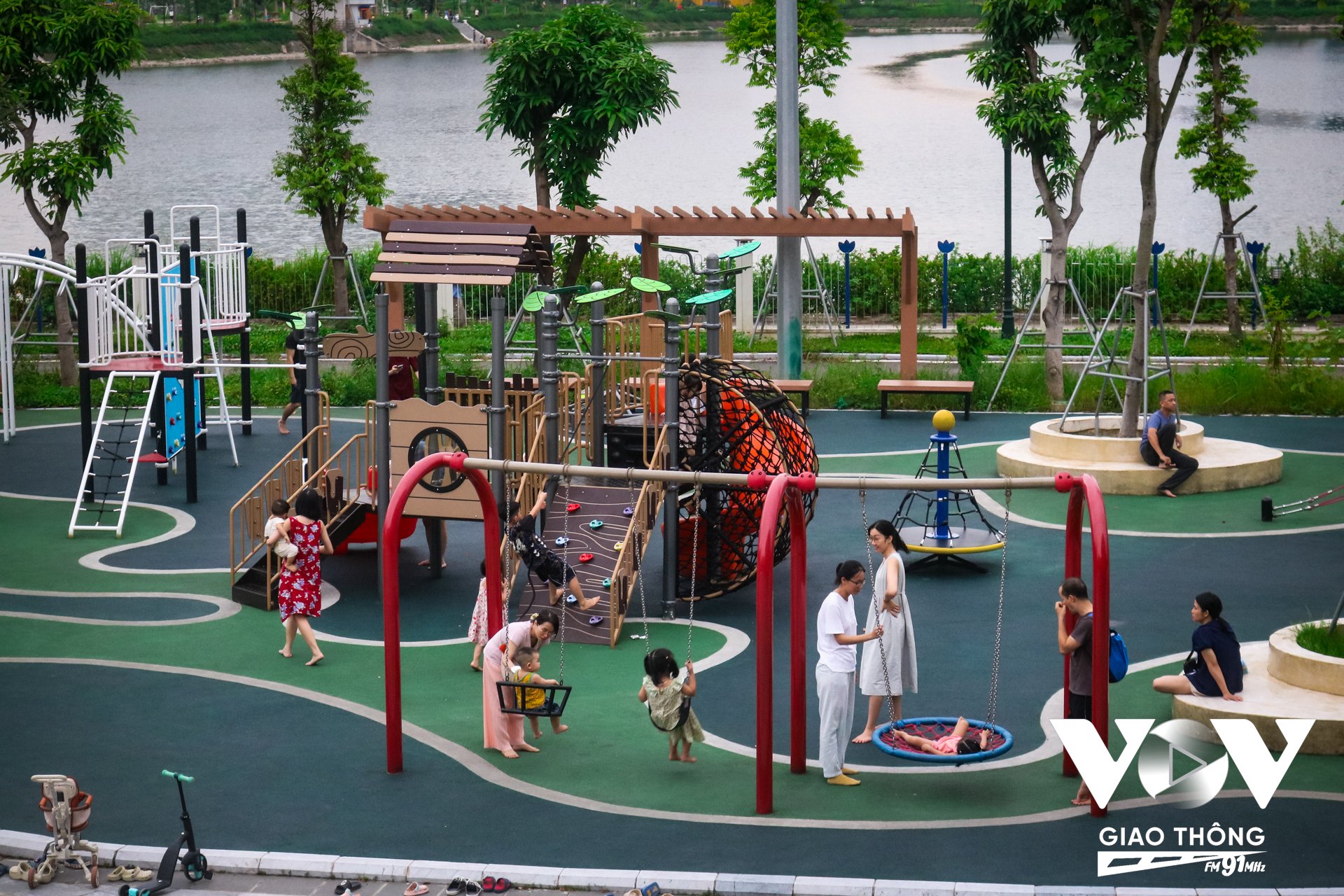 Cung Thiếu nhi Hà Nội cũng trở thành lựa chọn của rất nhiều bậc phụ huynh muốn dành thời gian cùng con. Vào dịp cuối tuần, tại đây sẽ tổ chức một số hoạt động, sự kiện giải trí, kết nối gia đình như: diễn xiếc, chiếu phim 3D 4D, triển lãm ảnh,...