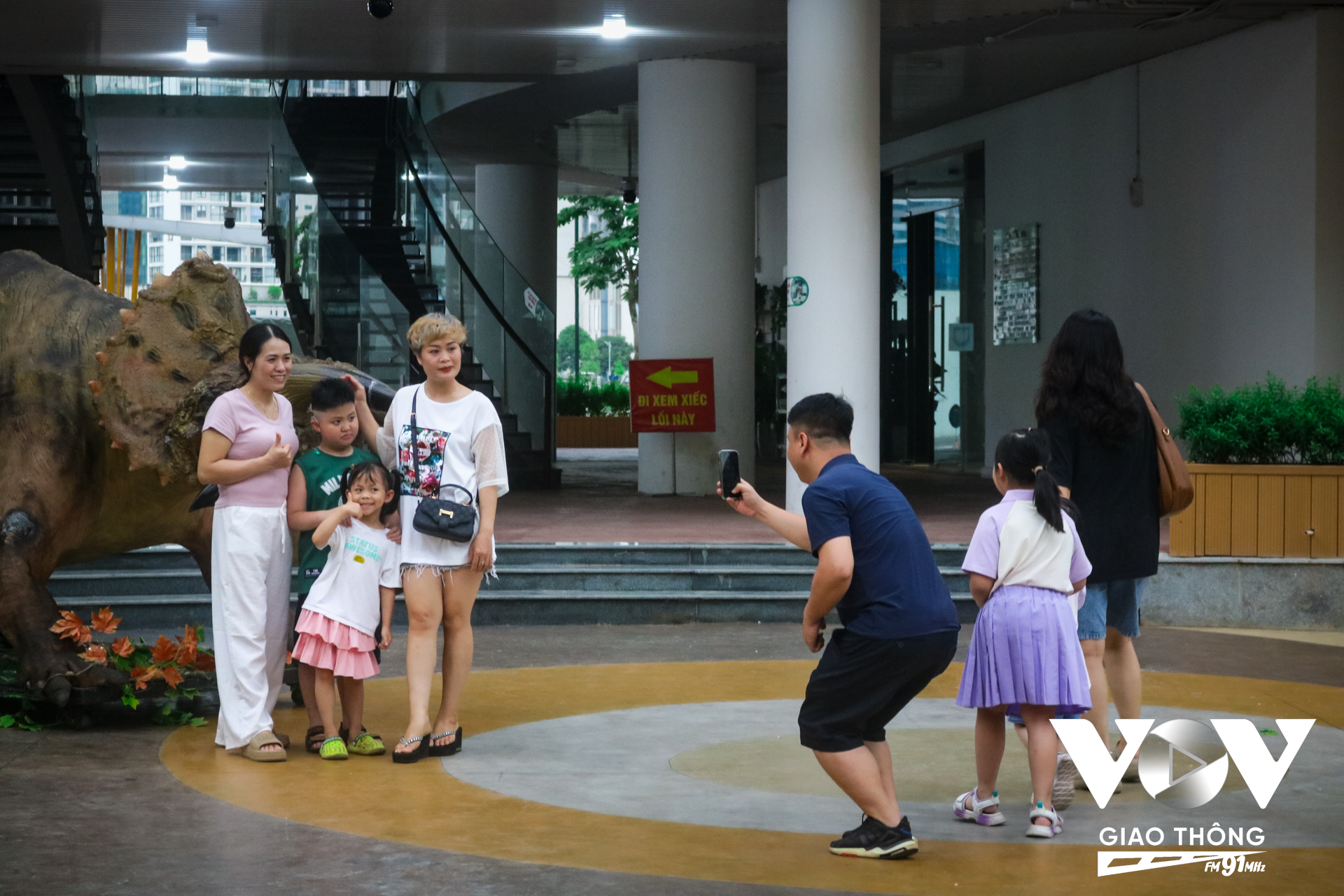 Dẫn gia đình tới xem biểu diễn xiếc, anh P.V.Tuấn (phường Dịch Vọng Hậu, quận Cầu Giấy, Hà Nội) chia sẻ: “Mình thấy biểu diễn xiếc rất hay và thú vị nên muốn dẫn vợ con đến xem, đây cũng là để cho bé nhà mình có thêm kỷ niệm đẹp và khám phá nhiều điều mới'.
