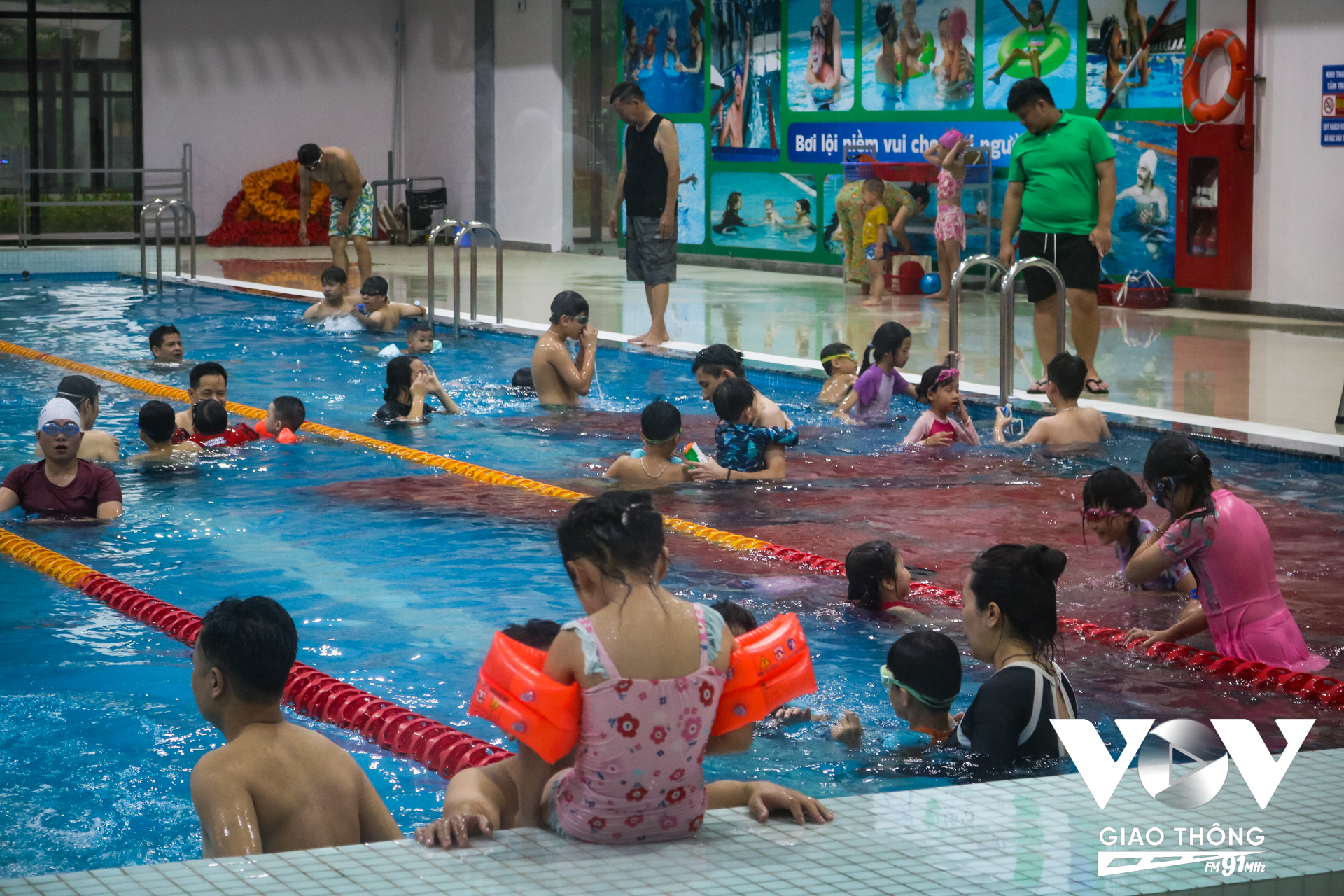 Bên cạnh việc vui chơi, rèn luyện kỹ năng, thể chất, bố mẹ có thể tổ chức những chuyến du lịch, đi chơi xa để trẻ được khám phá thiên nhiên, trải nghiệm cuộc sống mới. Ngoài ra, phụ huynh cần quan tâm con em mình có những sở thích, năng khiếu gì, để cho con học hỏi, phát triển năng khiếu... nhằm giúp trẻ phát huy thế mạnh, tự tin hơn trong cuộc sống.