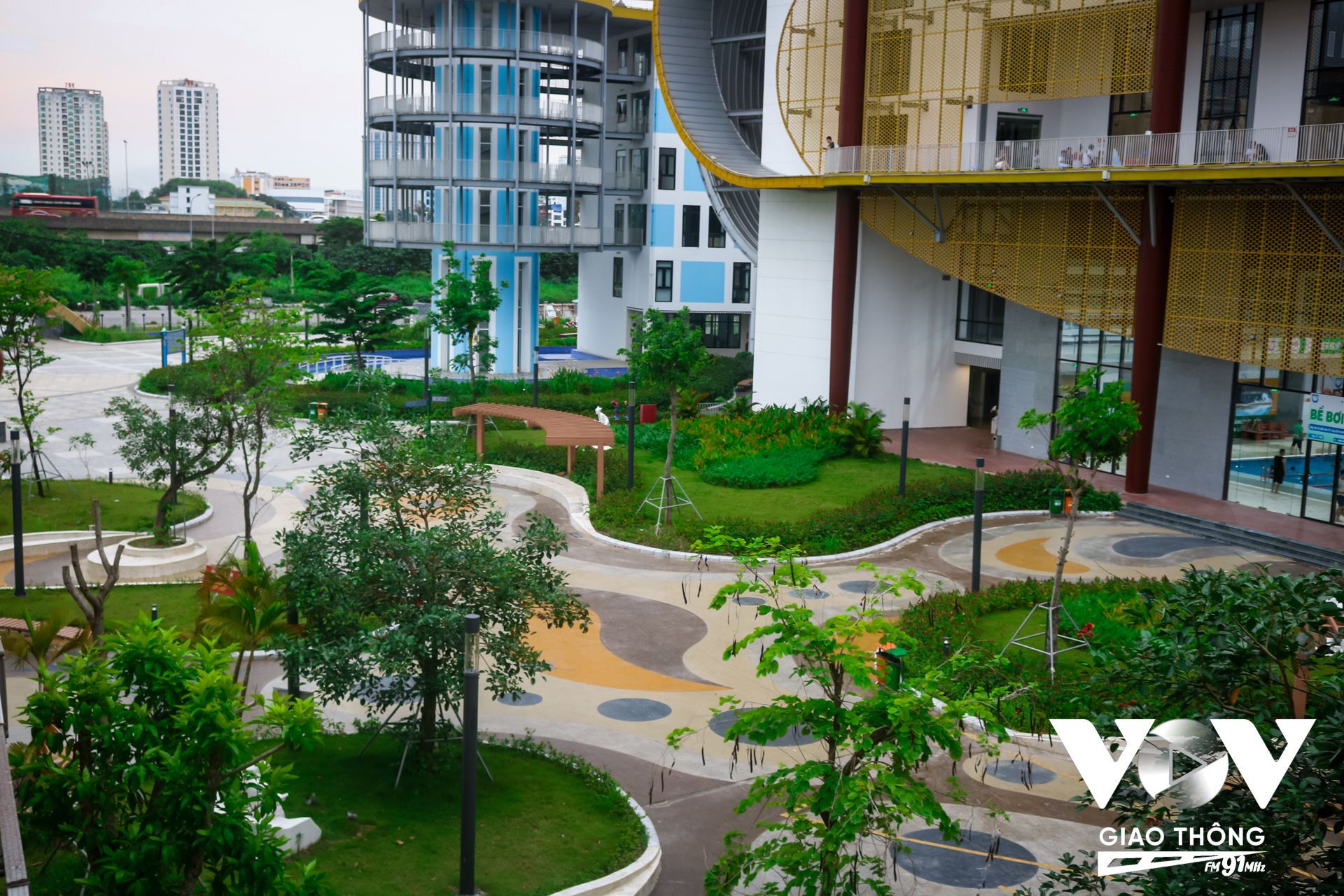 Với tổng diện tích gần 40.000m2, nằm tại khu công viên và hồ điều hòa CV1 thuộc Khu đô thị mới Cầu Giấy, sát đường Phạm Hùng