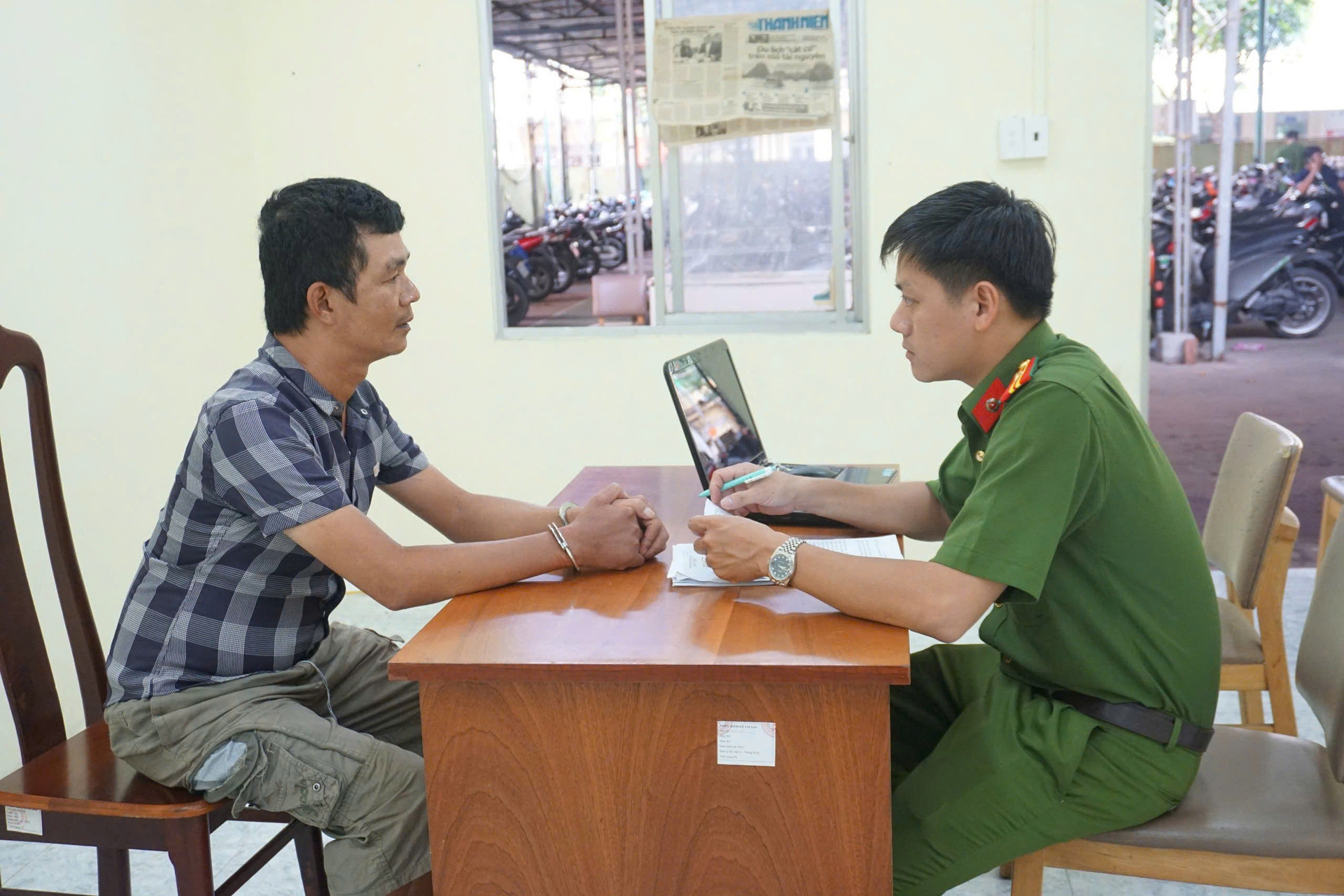 CATP lấy lời khai đối tượng Trần Như Phước. Ảnh: Công an TPHCM.