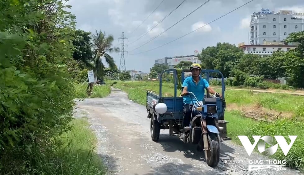 Một dự án treo suốt 20 năm đã phủ bụi lên bao cuộc đời, khiến người dân sống vất vưởng trong cảnh đi không được ở không xong