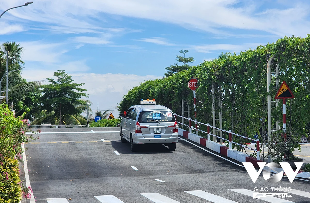 Thí sinh đang thực hiện bài thi 'Dừng và khởi hành ngang dốc'. (Ảnh: Nguyễn Sử)