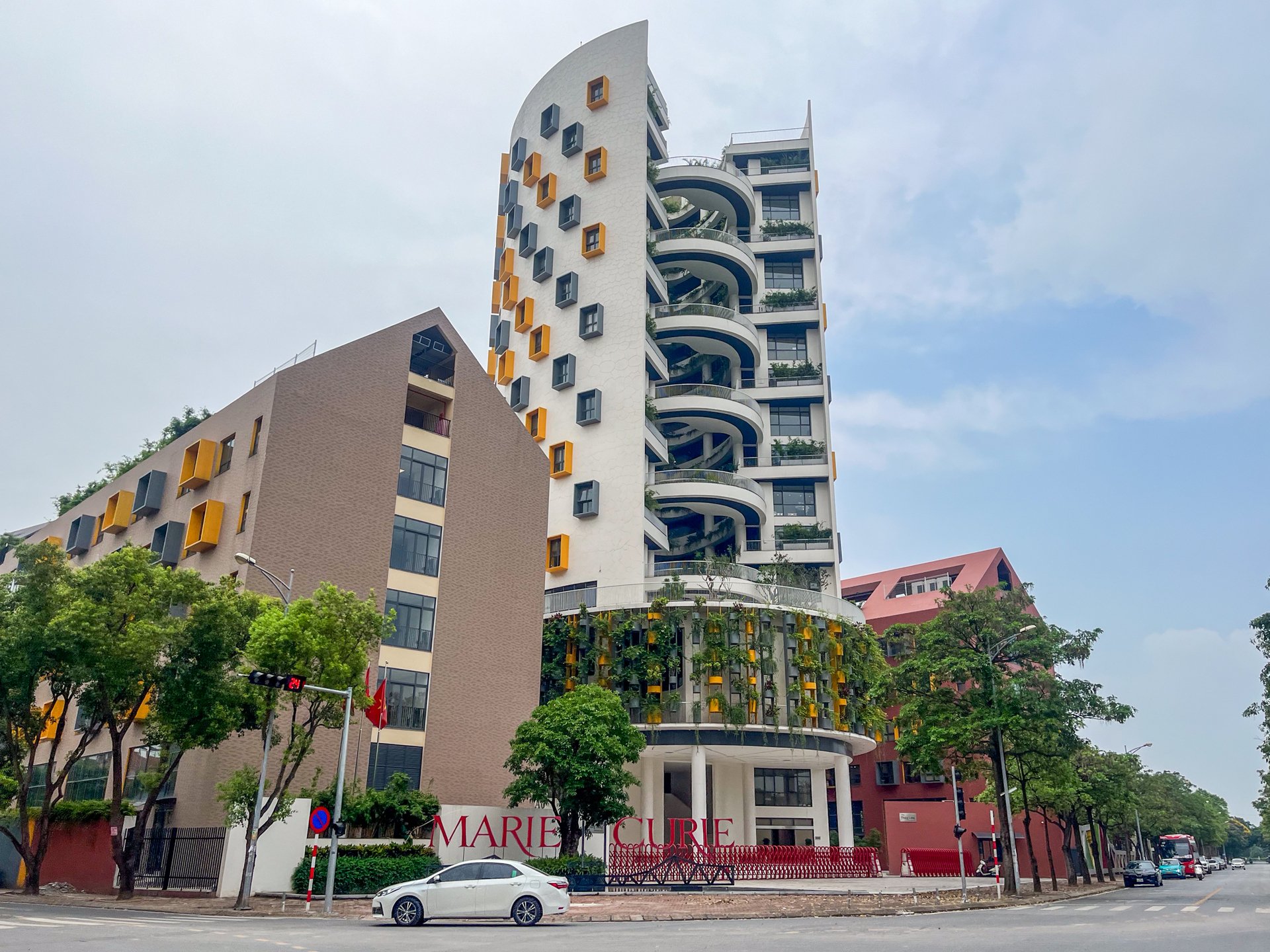Đại diện nhà trường cho biết, giáo viên chủ nhiệm lớp 3I5 đã nhận thức được việc ứng xử không phù hợp về mặt sư phạm, gây áp lực tâm lý lên học sinh và gửi lời xin lỗi trực tiếp tới gia đình