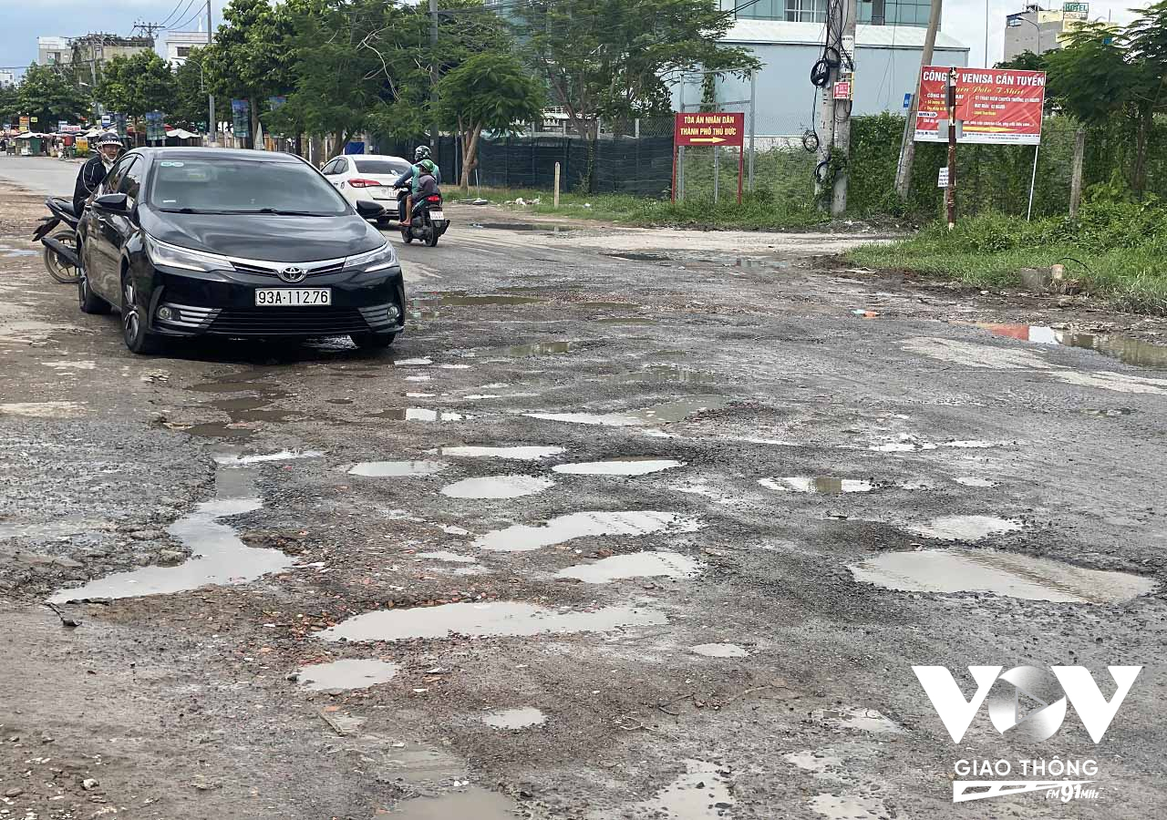 'Ổ voi, ổ gà' chi chít trên tuyến đường Lò Lu