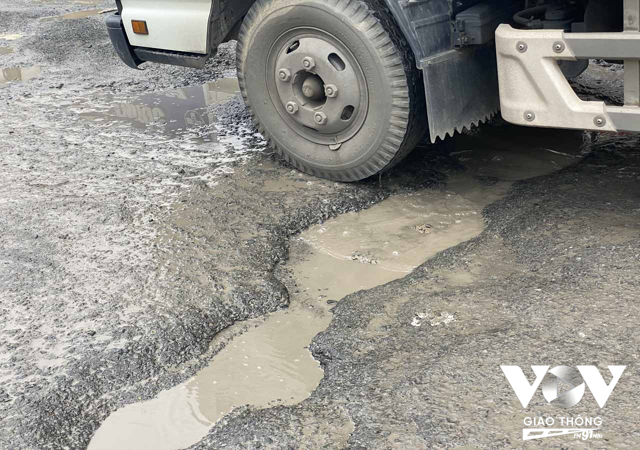 Con đường xuống cấp ảnh hưởng đến cuộc sống hàng ngày