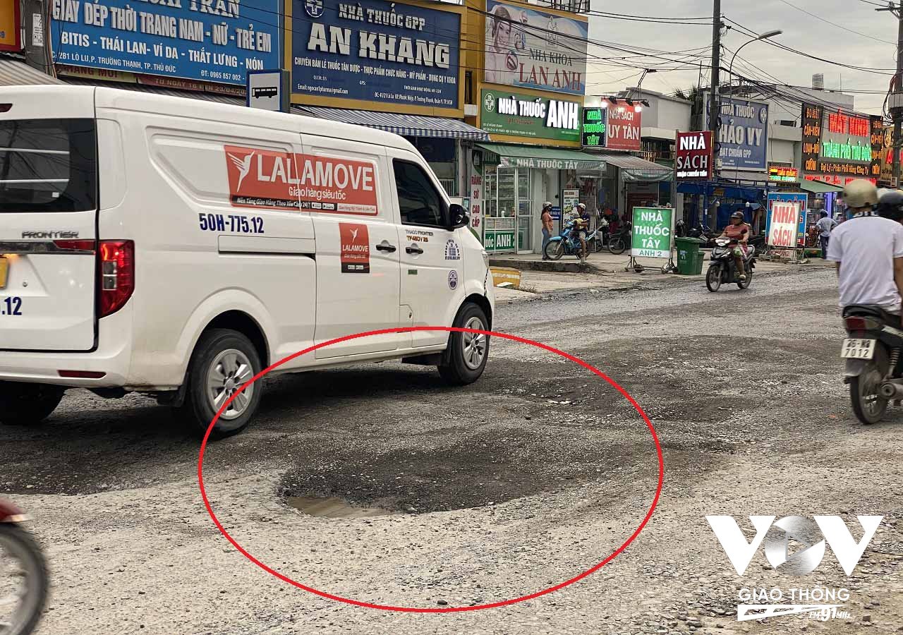 Chỉ hơn 2km, nhưng đường Lò Lu là 'ma trận hố' đúng nghĩa