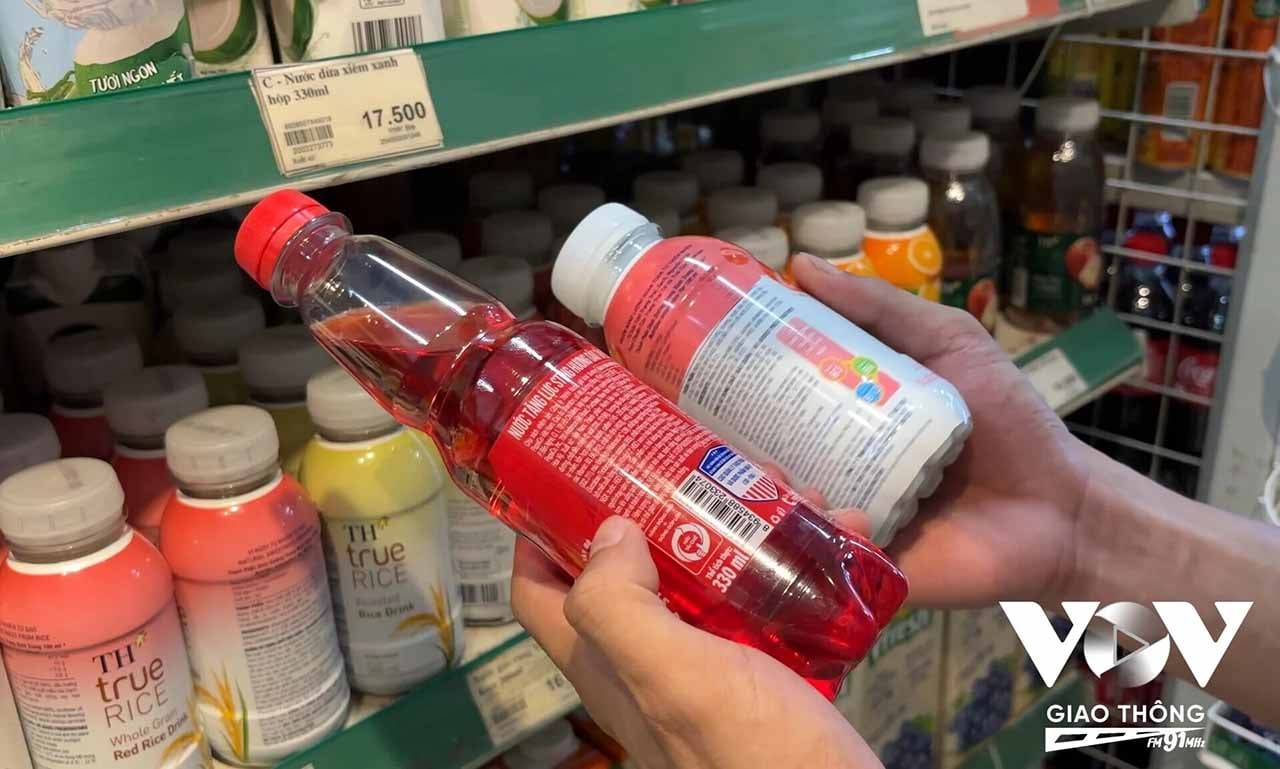 Trẻ em uống nước ngọt thường xuyên có nguy cơ béo phì cao gấp 2,5 lần so với trẻ không uống - Ảnh minh họa