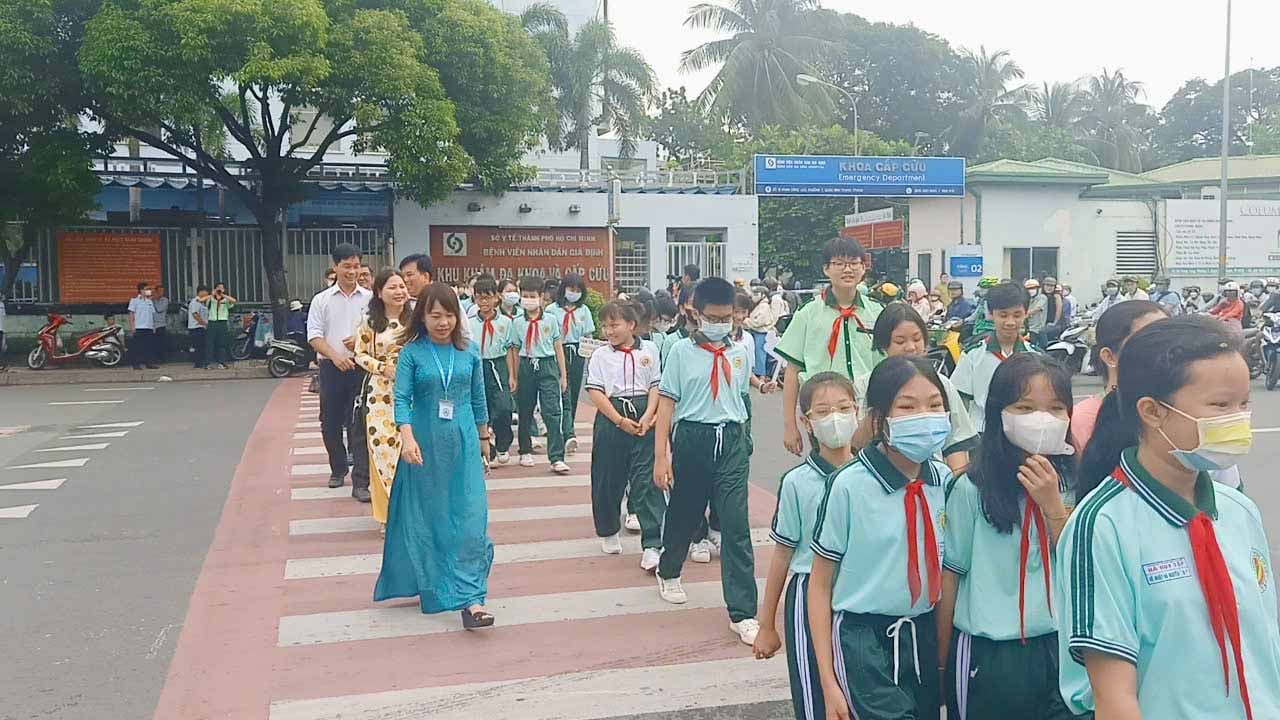 Lối đi bộ băng qua đường với vạch kẻ màu trắng và đỏ tại một số khu vực trường học được thực hiện bởi Dự án Sáng kiến Vì An toàn Giao thông Đường bộ Toàn cầu