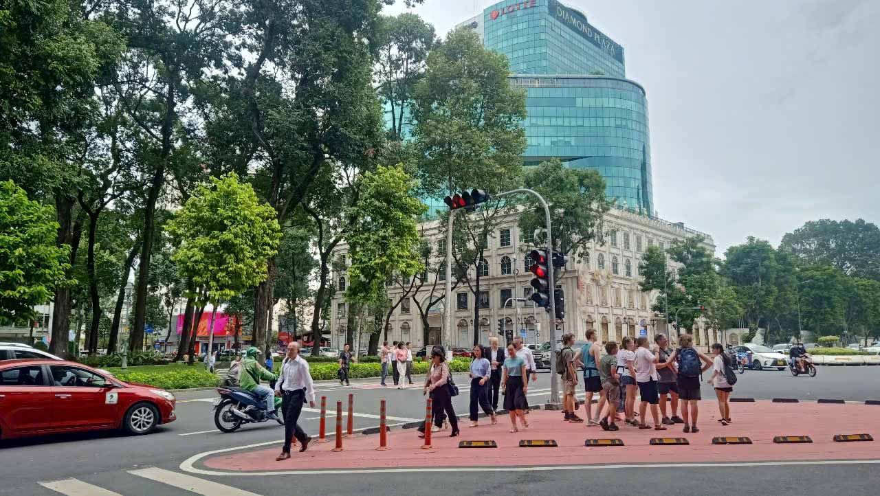 Nhiều đảo chờ đã được triển khai tại các vị trí có mặt đường rộng, giúp người đi bộ có thể dừng lại an toàn nếu không kịp sang hết đường trong một nhịp đèn.