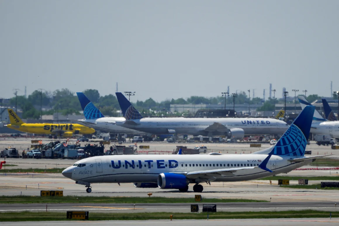 Một chiếc máy bay lăn bánh trên đường băng tại Newark. Sự cố mất điện gần đây đã làm gián đoạn hoạt động tại trung tâm bận rộn này. (Ảnh: Eduardo Munoz/Reuters)