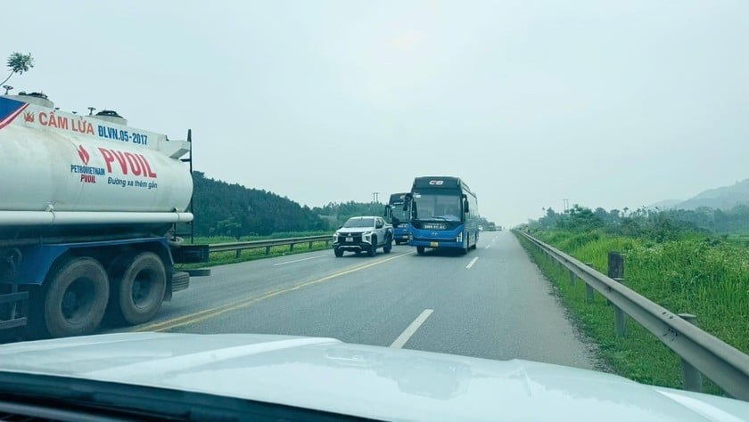 Tham gia giao thông trên đường bộ cao tốc đòi hỏi sự tập trung cao độ, chỉ cần một chút lơ là, chủ quan đã có thể dẫn đến những hậu quả đáng tiếc. Ảnh minh hoạ: Báo Lào Cai