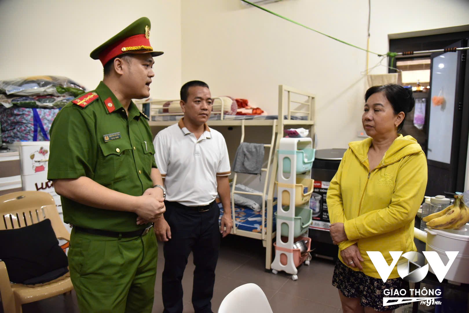 Bà Nguyễn Thị Cẩm Nhung (bên phải) – một người thuê trọ tại xã Dân Hòa (huyện Thanh Oai) cho biết, mỗi người dân đã tự ý thức để trang bị các kỹ năng PCCC