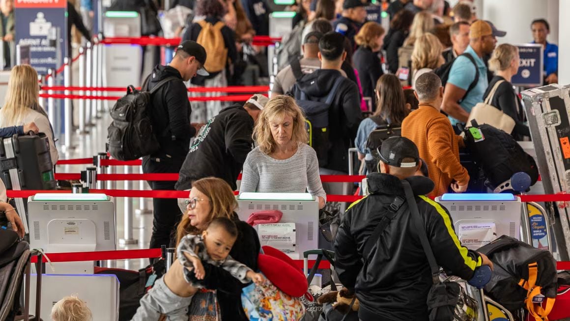Hành khách chuẩn bị cho các chuyến bay tại Sân bay quốc tế Los Angeles vào tháng 5 năm 2024. Mùa hè năm 2025 dự kiến sẽ đặc biệt bận rộn tại các sân bay. (Ảnh: Myung J. Chun/Los Angeles Times/Getty Images)