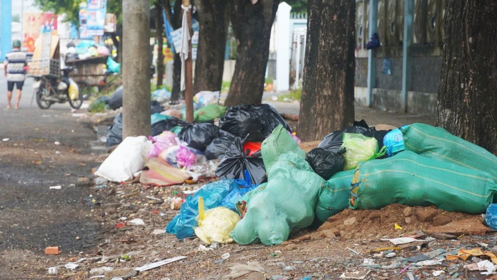 Nhiều năm nay, bãi tập kết rác trước cổng bệnh viện Y Học Cổ Truyền vẫn luôn là điểm nóng của tình trạng ô nhiễm và nhếch nhác bởi rác thải bủa vây tứ bề