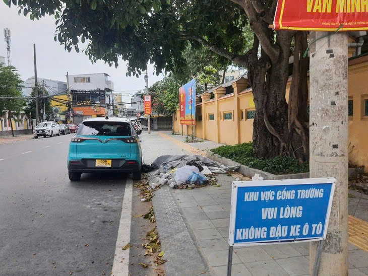 Rác bủa vây trước cổng trường THPT Châu Văn Liêm. Rác ở đây do người dân mang đến vứt bỏ bừa bãi, thiếu ý thức. Ảnh: Báo Tuổi Trẻ