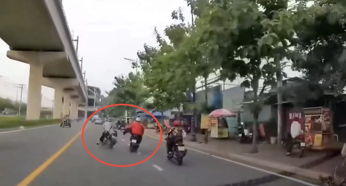 Ảnh cắt ra từ camera hành trình của ô tô đi phía sau ghi lại và được đăng tải lên mạng xã hội gây bức xúc.