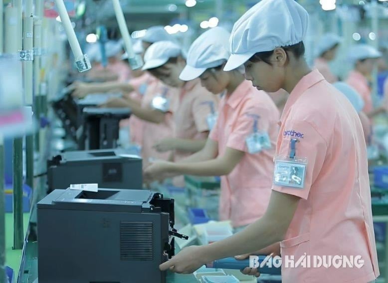 Năm 2025, Hải Dương phấn đấu thu hút vốn FDI đạt từ 1 tỷ USD trở lên. Trong ảnh: Công nhân kiểm tra sản phẩm đã hoàn thiện tại Công ty TNHH NHH công nghiệp Brother Việt Nam, doanh nghiệp FDI tại huyện Cẩm Giàng (Ảnh: Báo Hải Dương)
